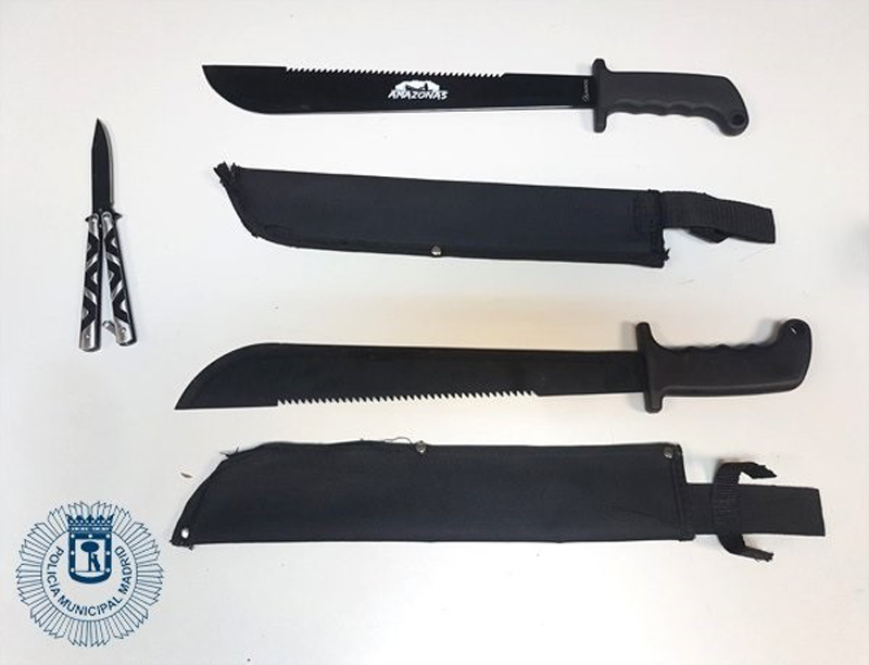 Los agentes requisaron a los detenidos cuatro ‘bolomachetes’ y una navaja de tipo mariposa.