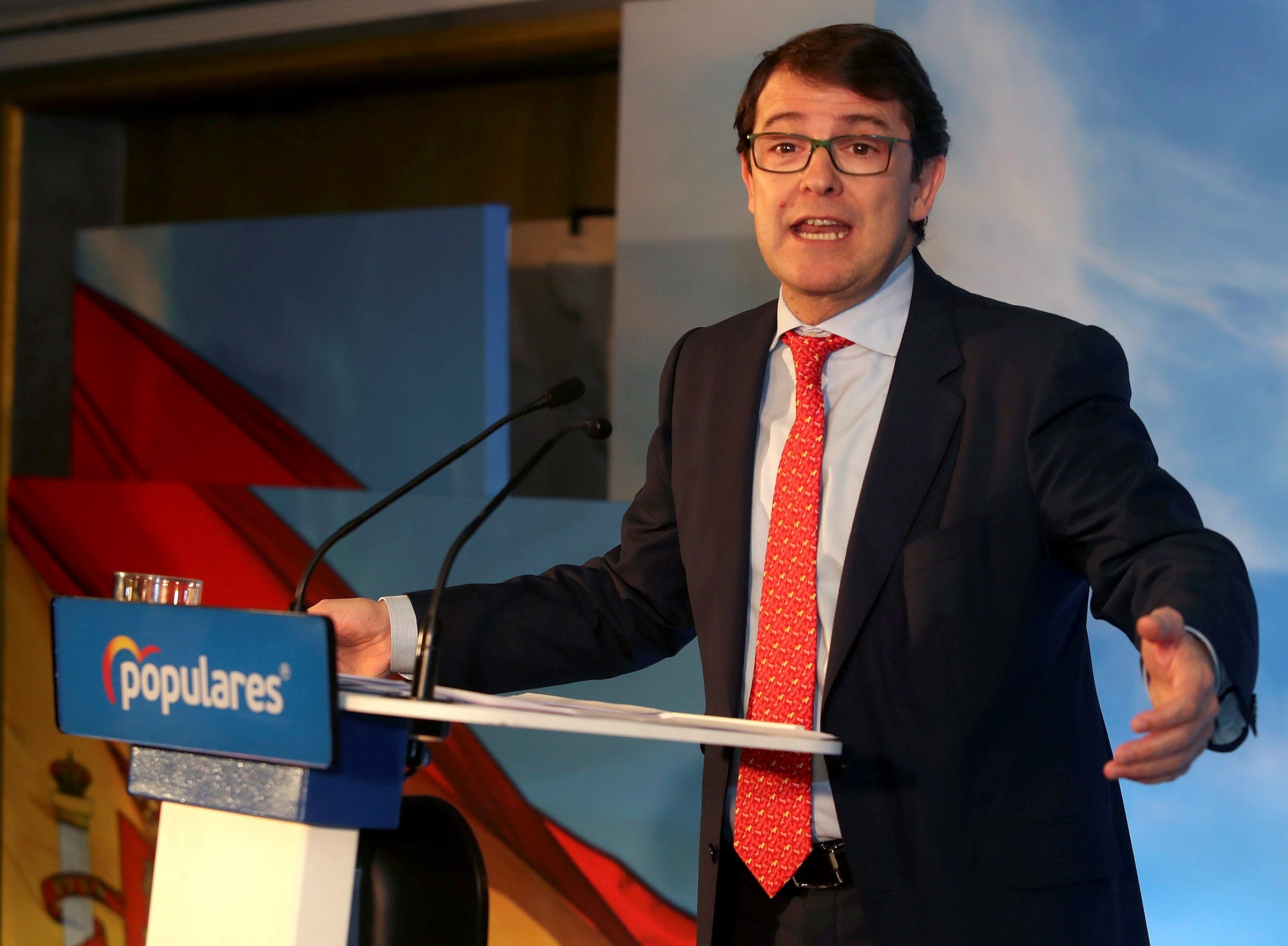 El presidente del PP de Castilla y León, Alfonso Fernández Mañueco, atiende a la prensa.