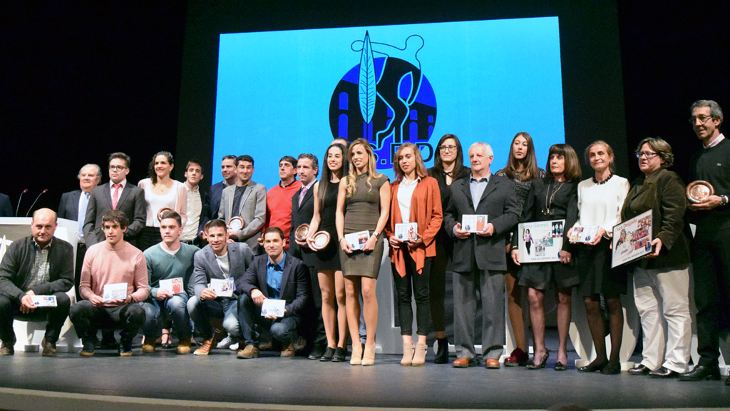 Los diferentes premiados de la Gala del Deporte de la pasada edición, en el Teatro Juan Bravo de Segovia . / ROCÍO PARDOS