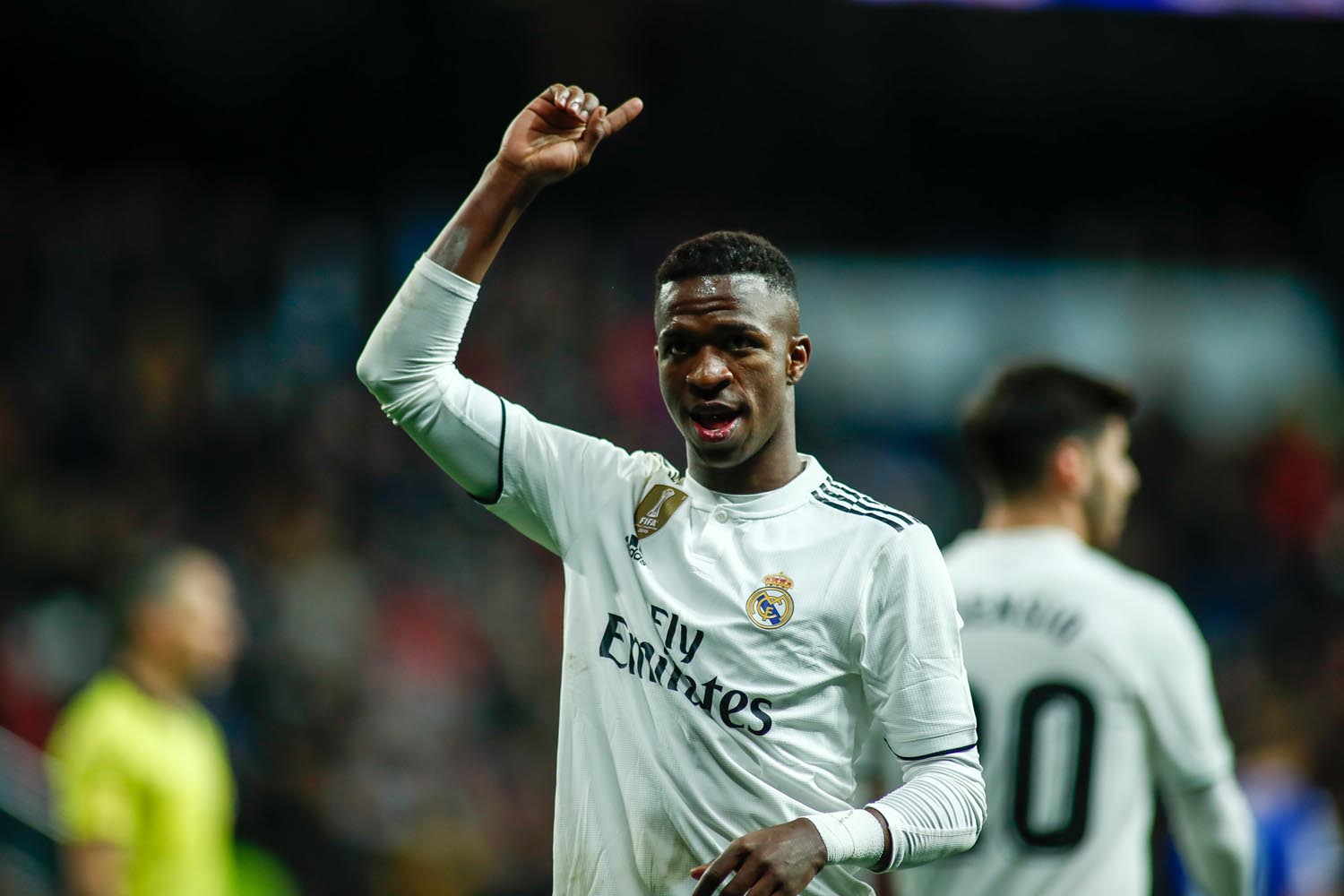 qVinicius, de nuevo uno de los más destacados en el Real Madrid, celebra su gol en la victoria blanca contra el Alavés en el Santiago Bernabéu.