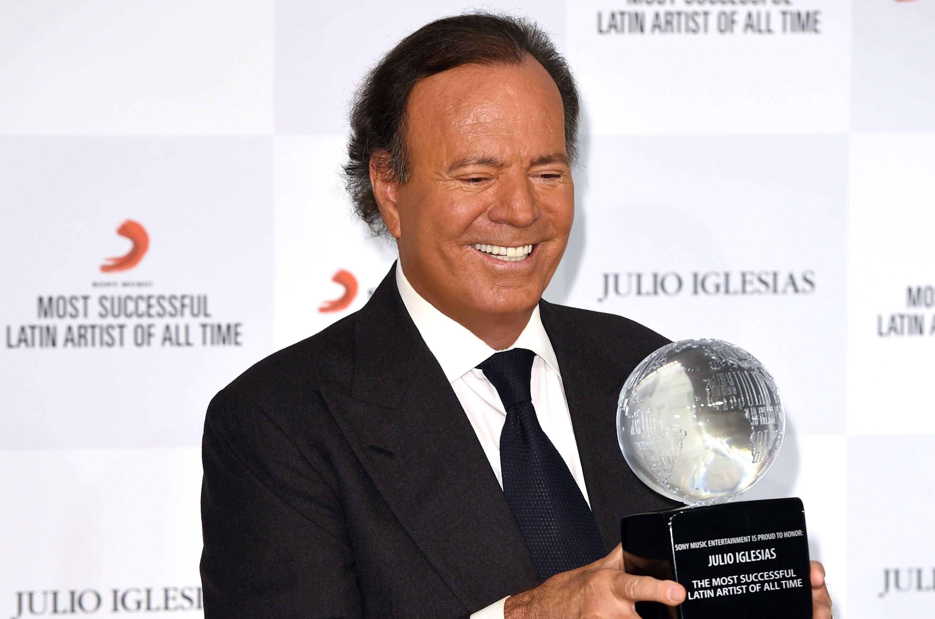 Un accidente de coche frustró el sueño de Julio Iglesias de ser futbolista, pero descubrió su futuro en la música.