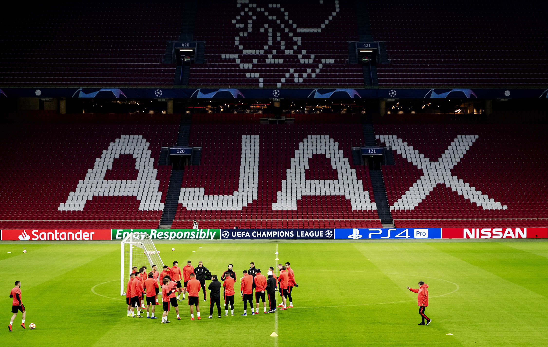 Ajax-Real Madrid: el campeón saca el esmoquin 1 Los jugadores del Real Madrid, durante la sesión de entrenamiento en el Johann Cruyff Arena antes de afrontar esta noche el partido de ida de octavos de final de la Liga de Campeones.