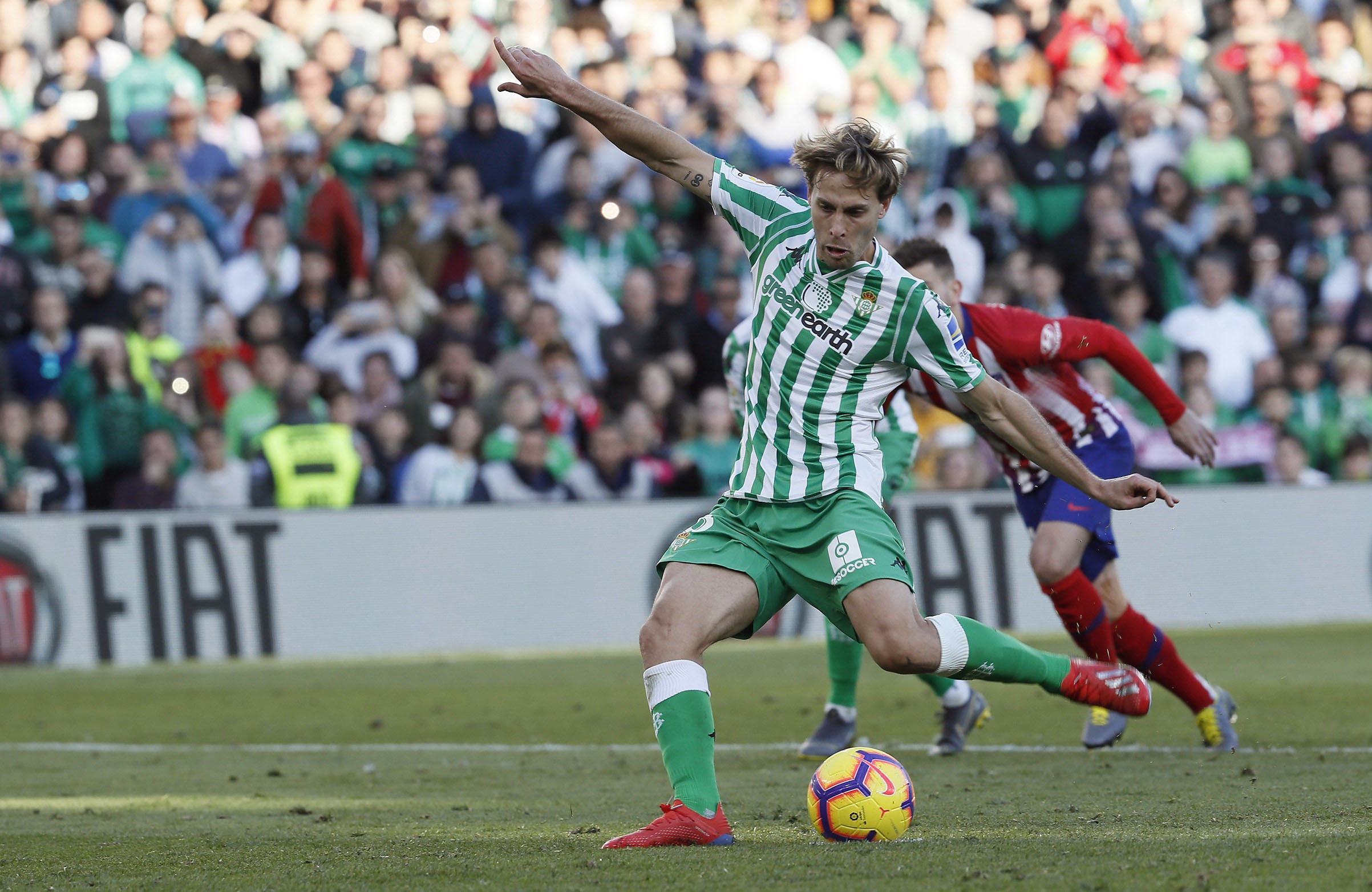 Canales ejecuta el penalti que dio la victoria al Betis ante el Atlético de Madrid en el Benito Villamarín.