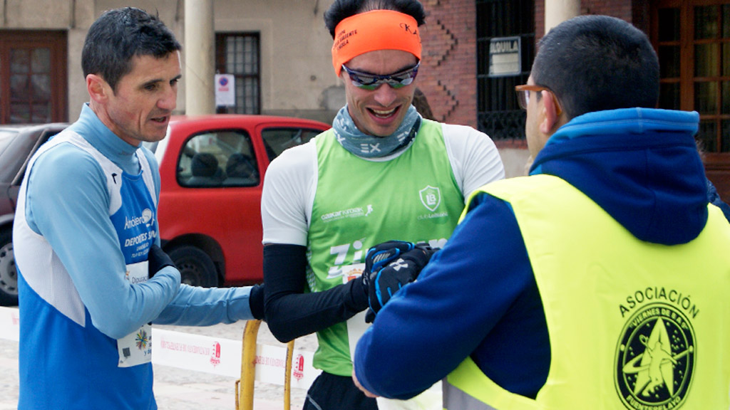 Pedro Luis Gómez y Roberto Jiménez, con un miembro de la organización. /A.M.