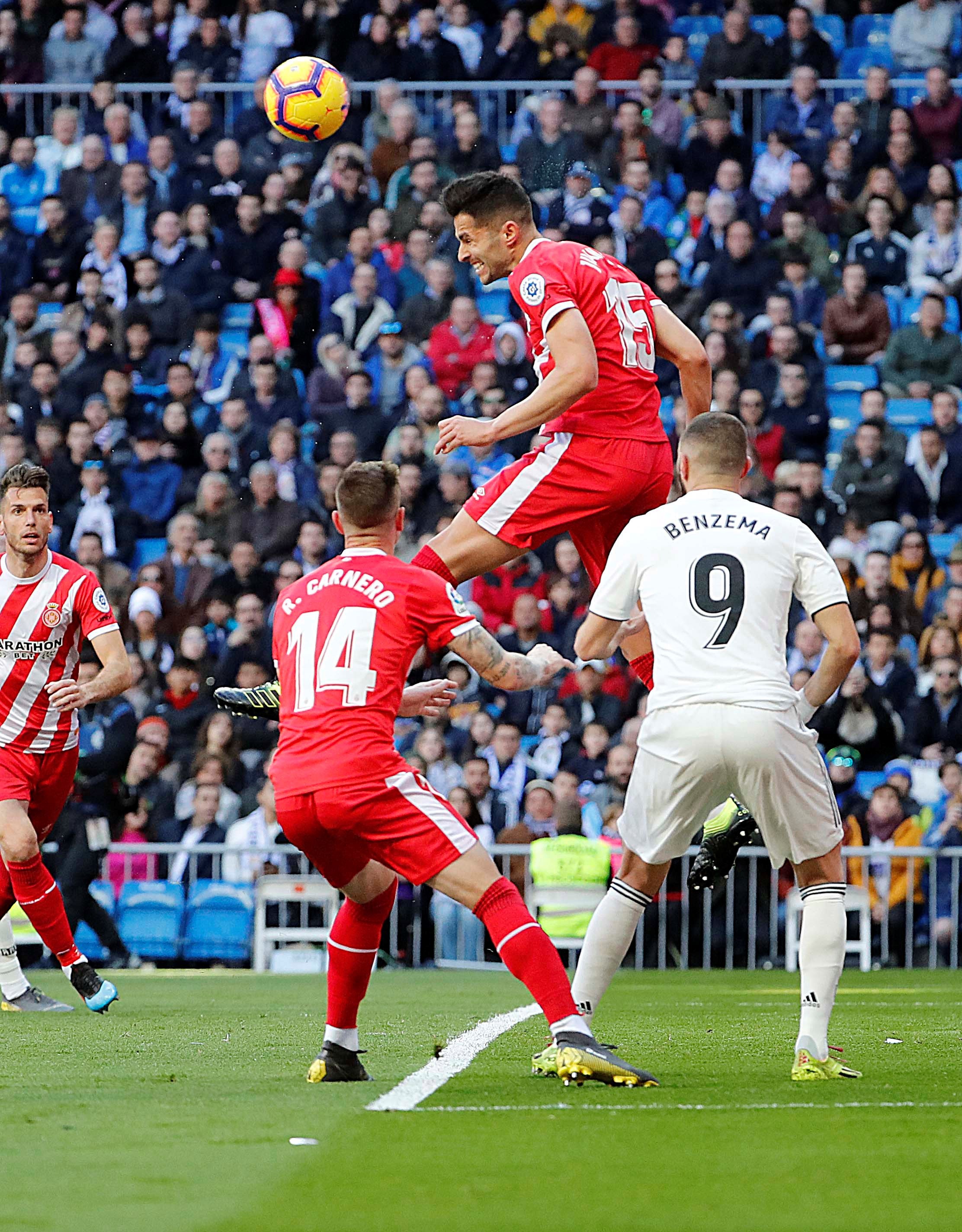 El Girona enfría la racha triunfal del Real Madrid en el Bernabéu 1 El defensa del Girona, Juanpe, remata un balón durante el encuentro.