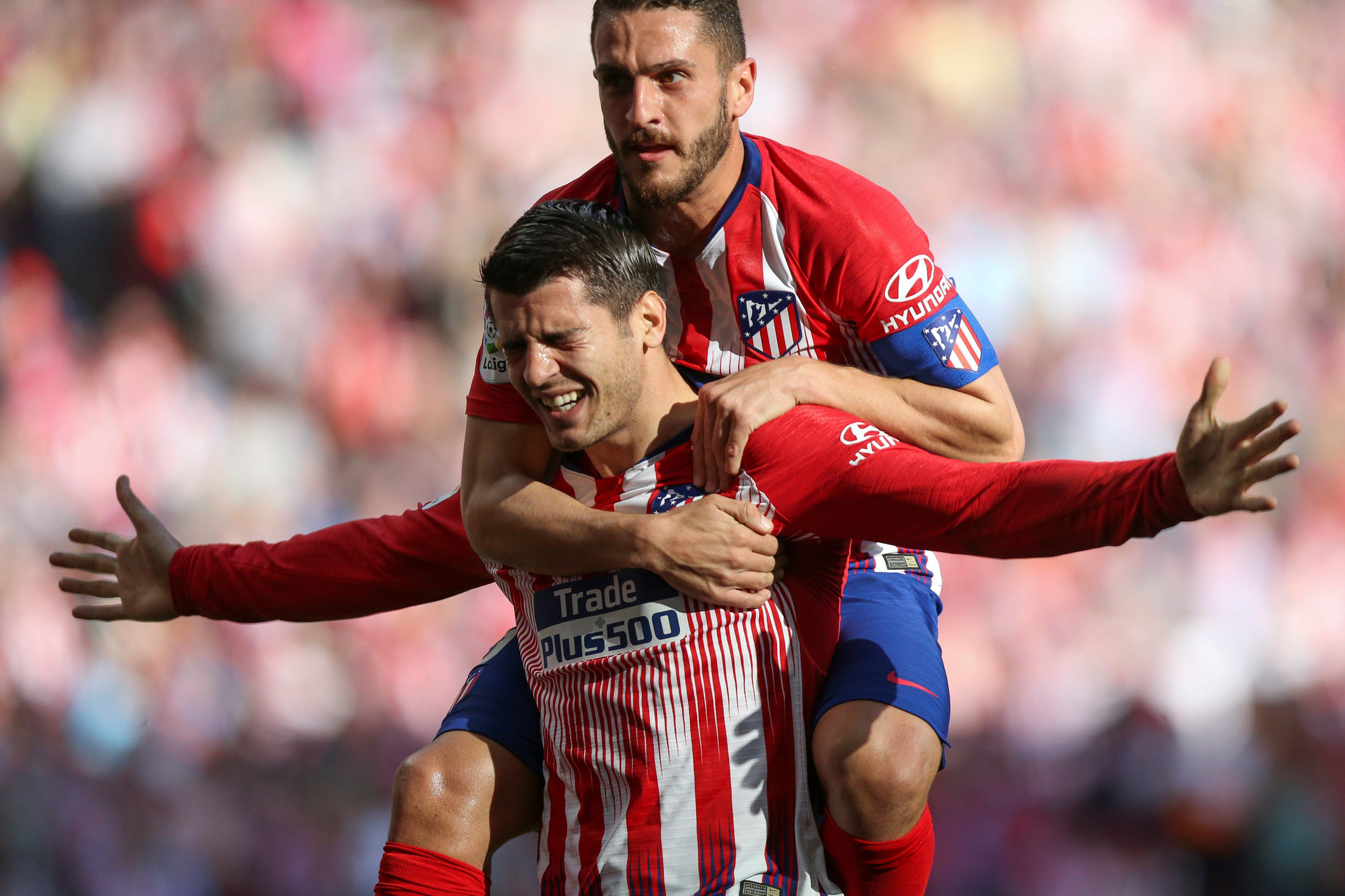 Morata inicia su idilio 1 Morata celebra con Koke su primer gol oficial con la camiseta del Atlético de Madrid, después de que el VAR le anulase dos tantos ante Real Madrid y Juventus.