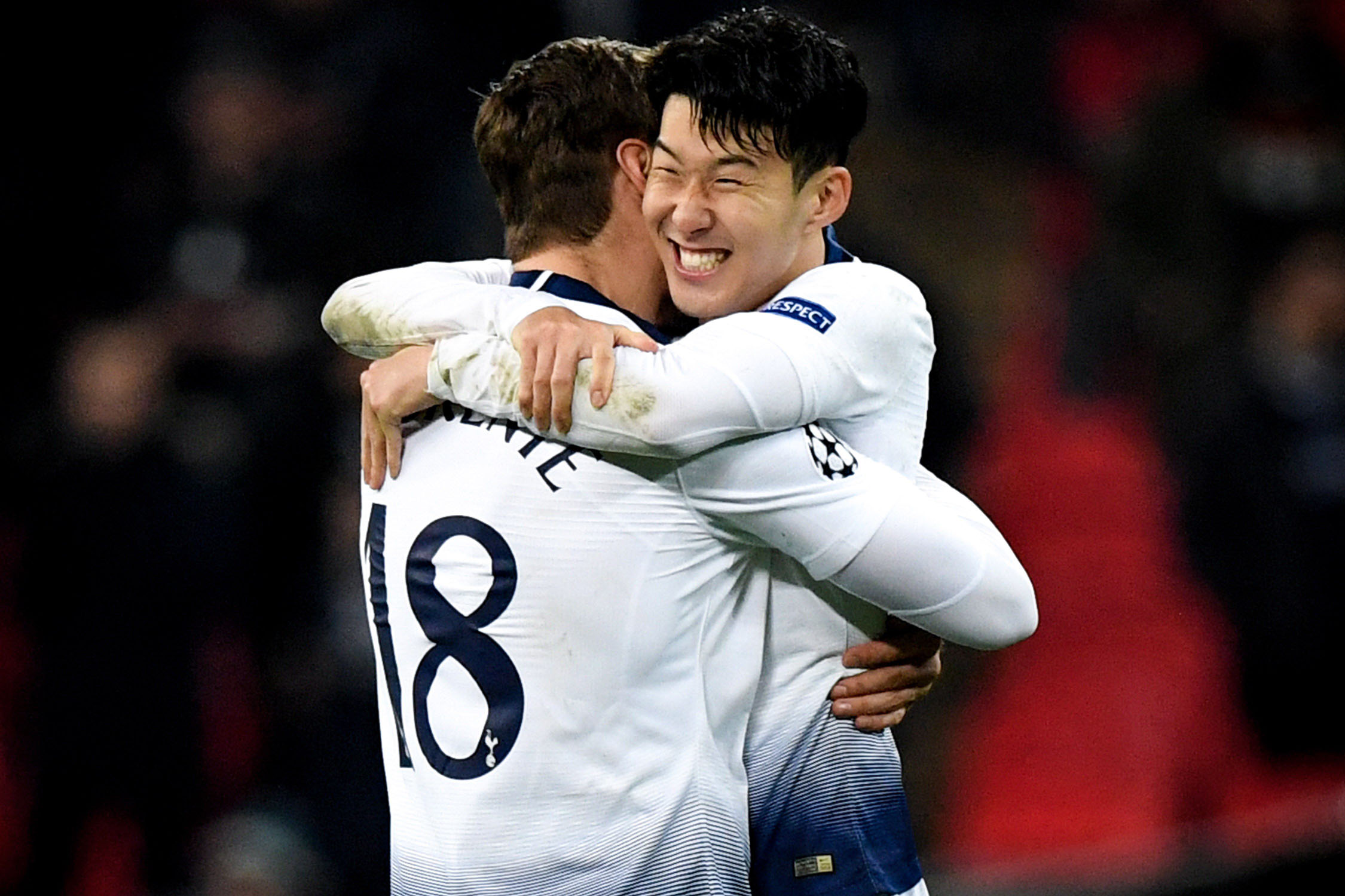 Llorente abraza a Son.