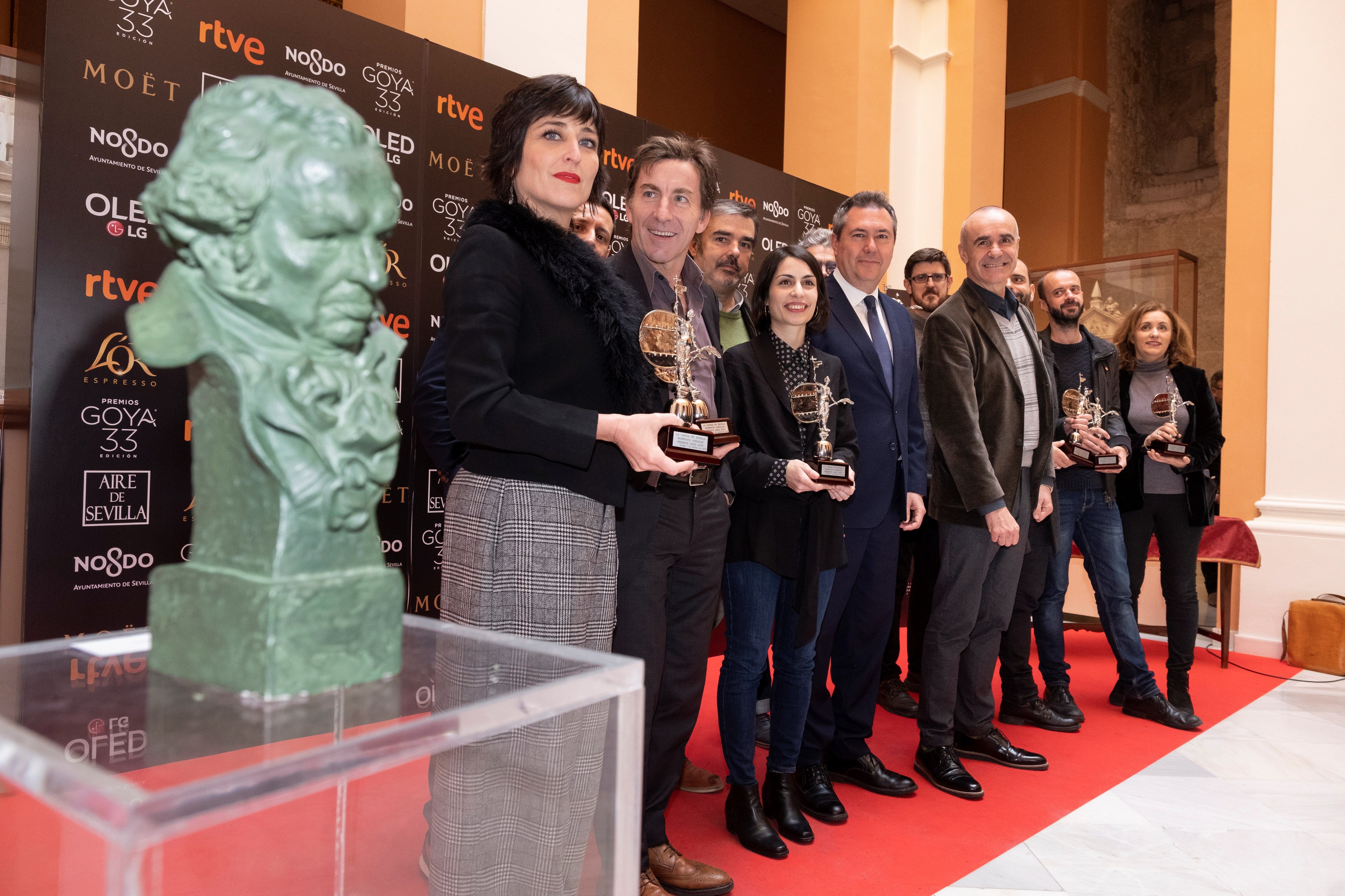El alcalde de Sevilla, Juan Espadas (c), junto a representantes del cine andaluz y los nominados andaluces a los premios Goya 2019.
