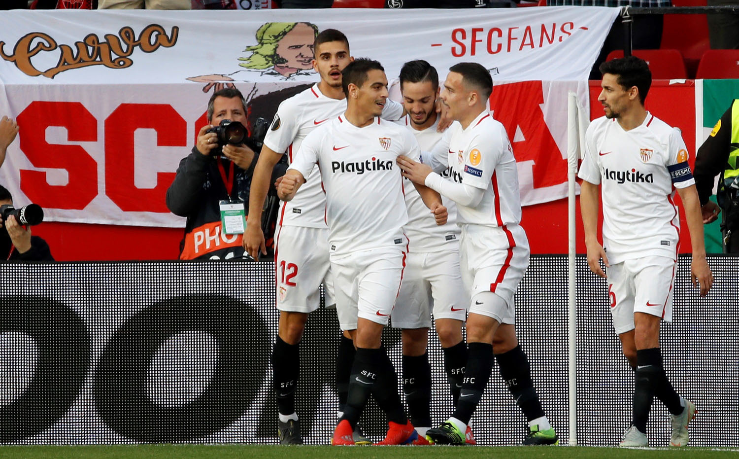El Sevilla da la cara en Europa 1 Ben Yedder celebra con sus compañeros el primer gol del Sevilla ante la Lazio.