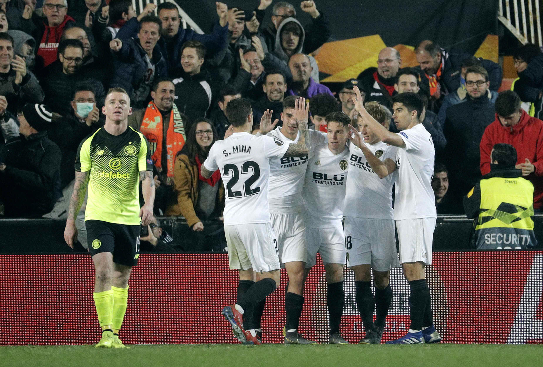 El Valencia cumple el trámite sin angustias 1 Los jugadores del Valencia celebran el gol de Gameiro al Celtic.