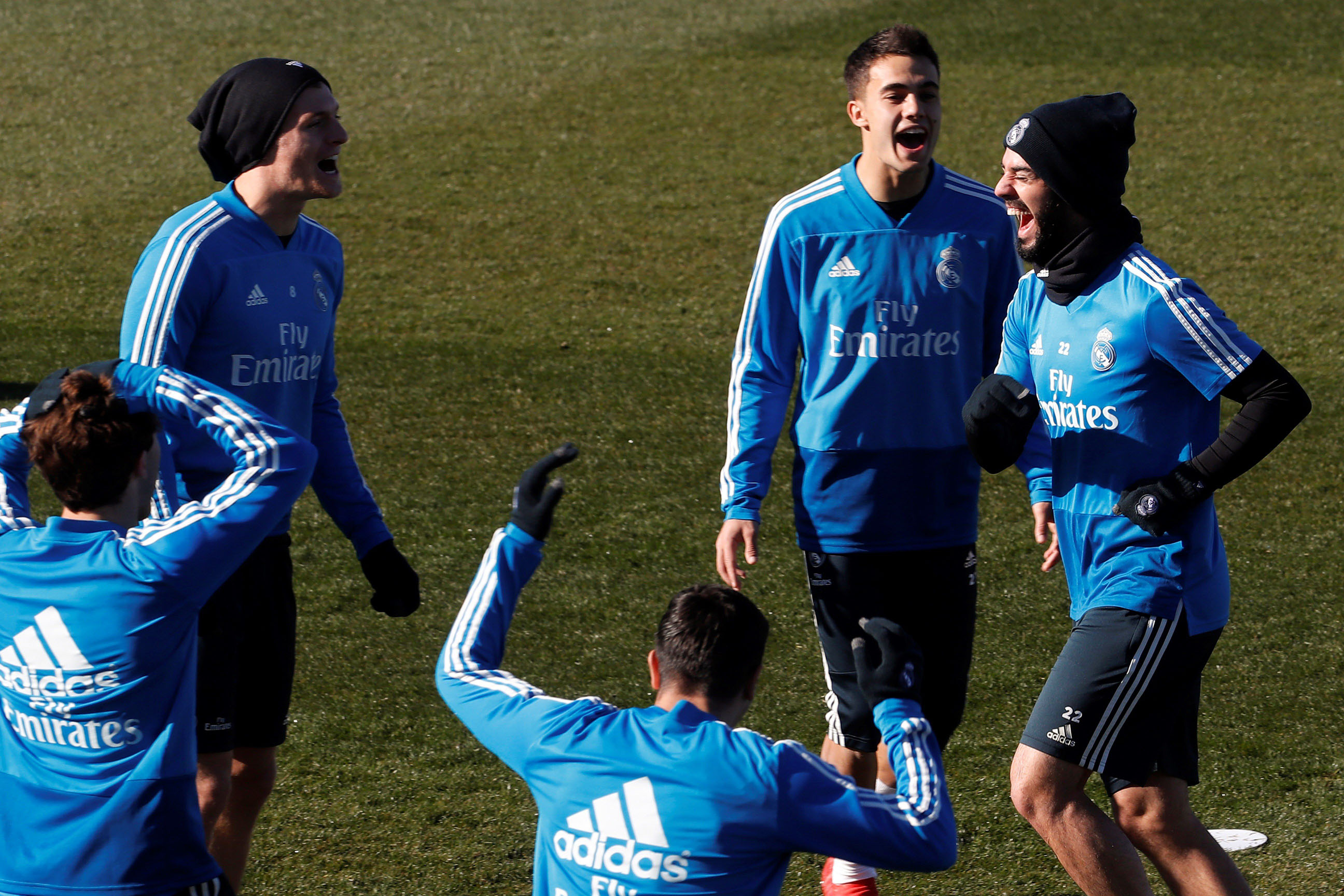 Isco (derecha), que en los últimos cuatro partidos del Real Madrid solo ha jugado 16 minutos, se ejercita junto a sus compañeros.