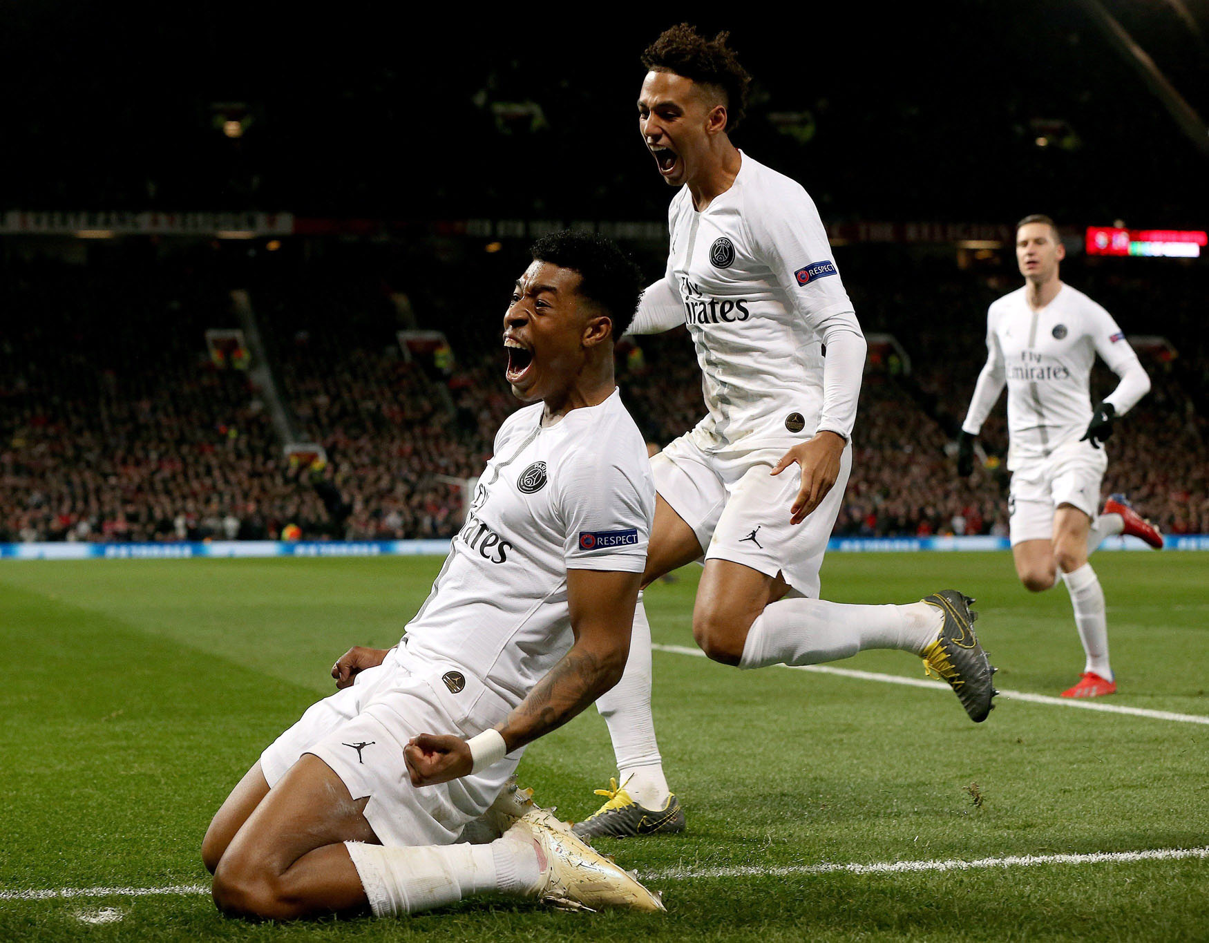 Mbappé va en serio 1 Kimpembe celebra el primer gol del PSG para encarrillar la clasificación a cuartos de final de la Champions.