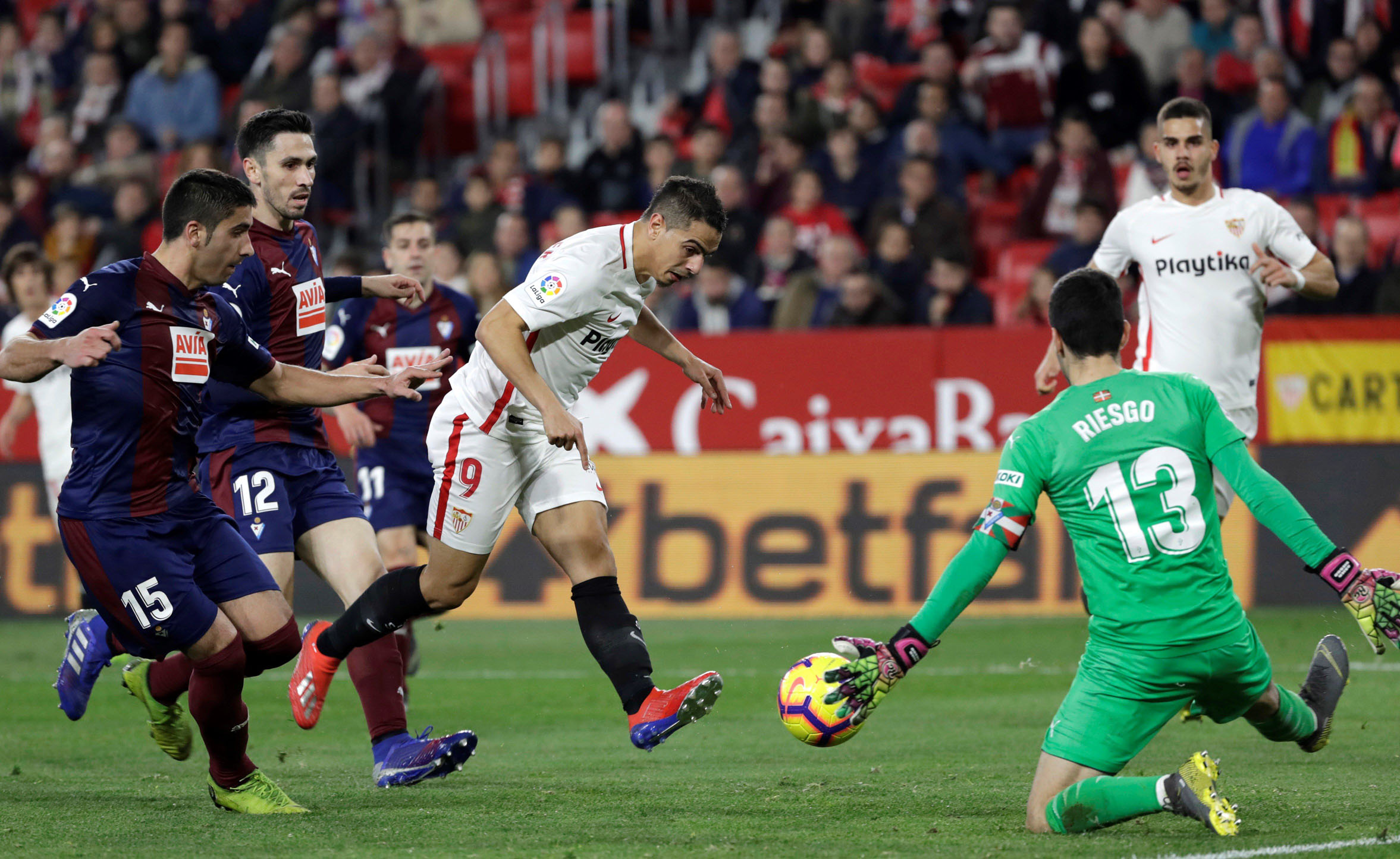 Ben Yedder se topa con Riesgo durante el pasado Sevilla-Eibar.