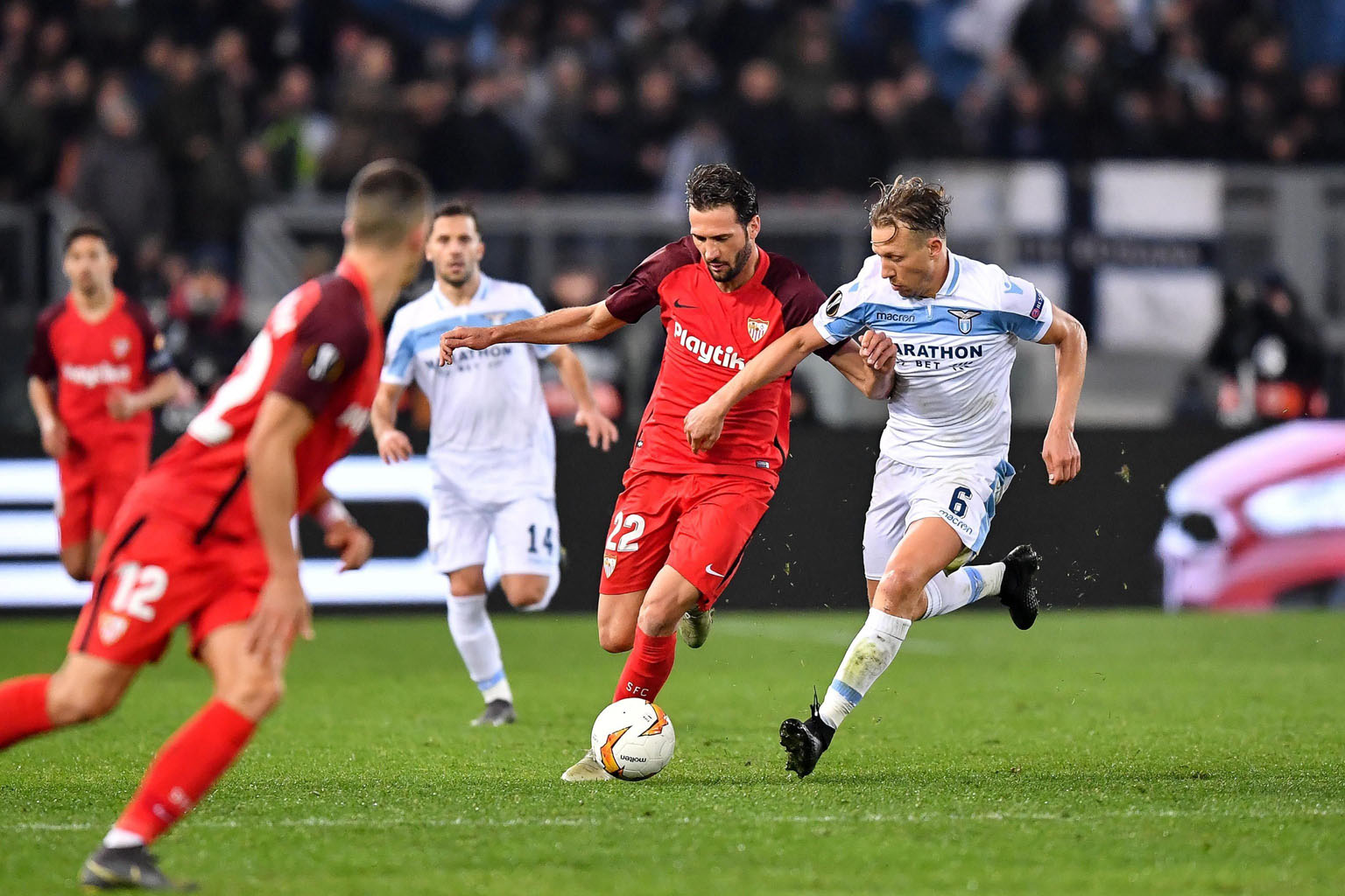Europa disipa las dudas del Sevilla 1 Franco Vázquez protege el balón ante la presión de Lucas Leiva