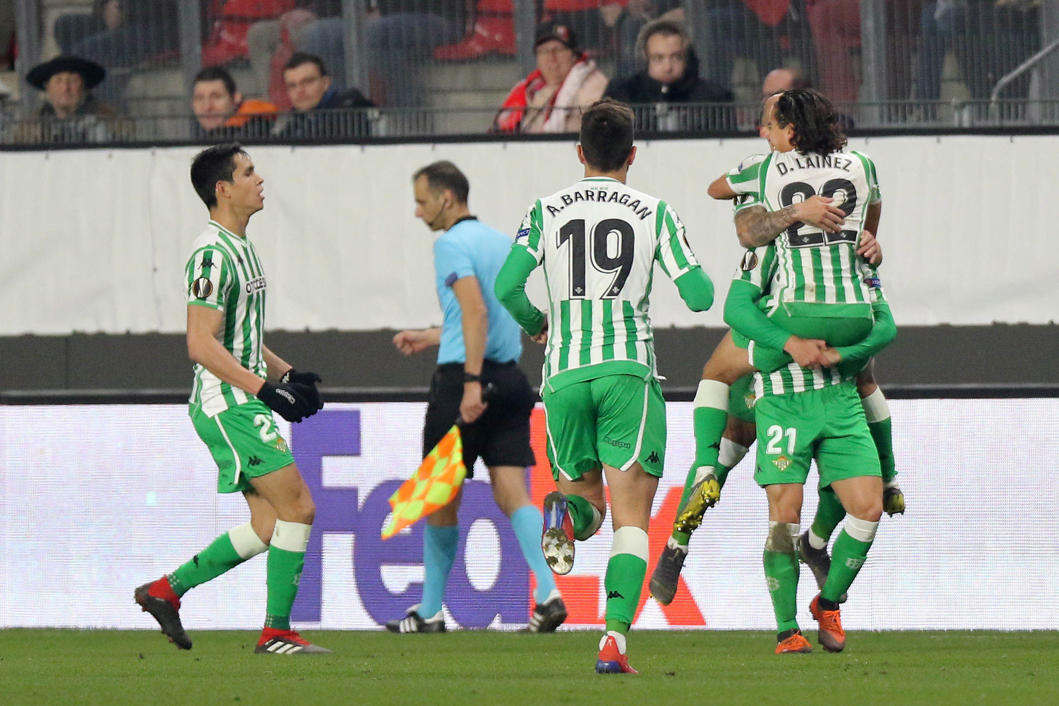 El Betis mitiga a tiempo una mala primera mitad 1 Los jugadores del Betis felicitan a Lainez (22) tras el gol del empate.