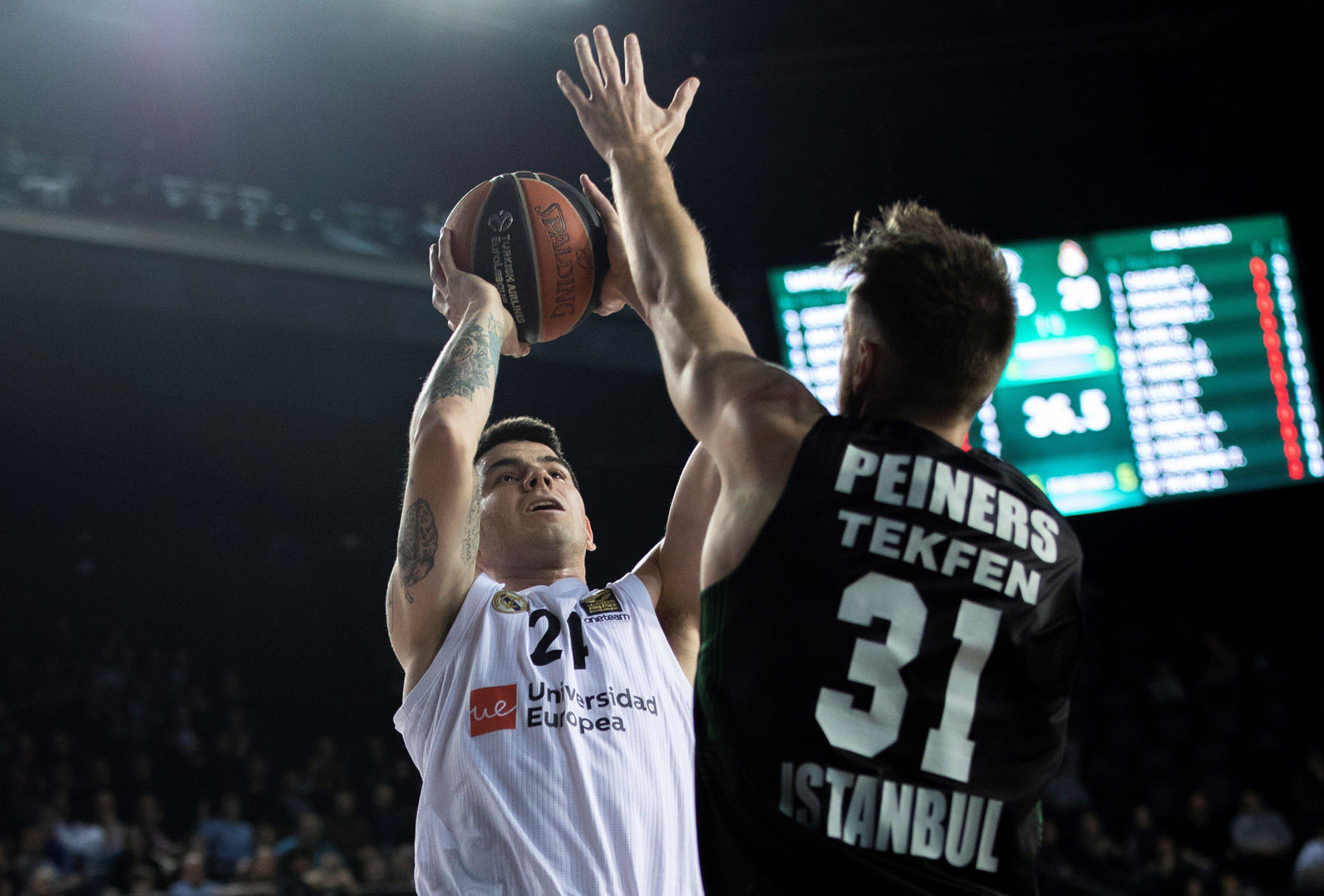 Gabriel Deck lanza a canasta ante la defensa de Zanis Peiners, durante el Darussafaka-Real Madrid de Euroliga.