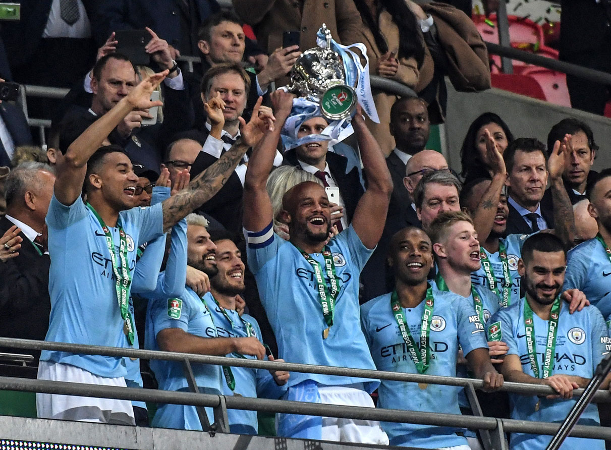 El City gana la Copa de la Liga en la rebelión de Kepa 1 Kompany levanta el trofeo de campeón de la Copa de la Liga