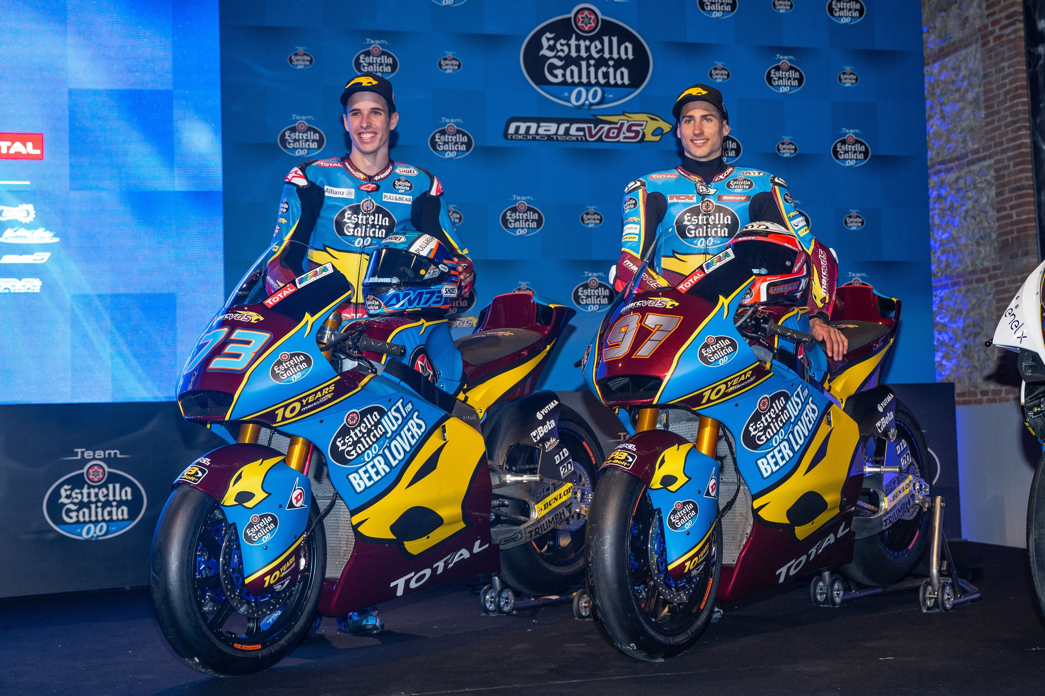 Los pilotos del Estrella Galicia 0,0 de Moto2; Alex Márquez (i) y Xavier Vierge (d), durante la presentación del equipo.