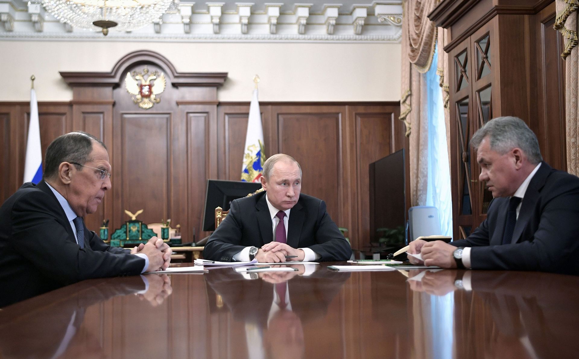 El presidente ruso, Vladimir Putin, se reune con su ministros Sergei Lavrov (i) y con Sergei Shoigu (d).