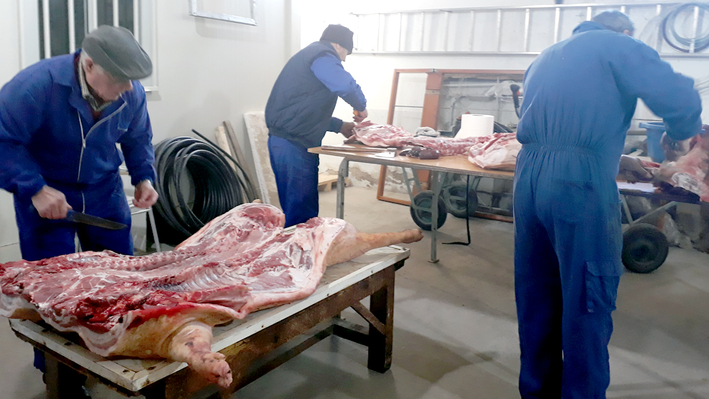 Imagen de la tradicional matanza celebrada el año pasado en Fuenterrebollo, en el momento del destace. / E.A.