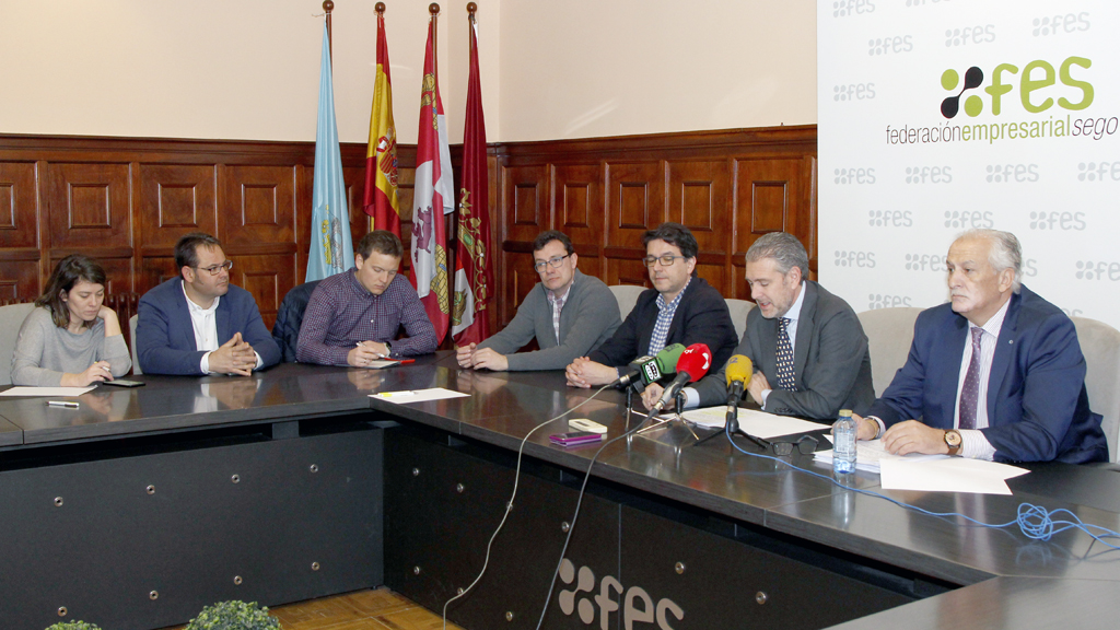 Andrés Ortega (2d) hizo balance de los logros de 2018 y analizó los retos que se plantea la Federación Empresarial Segoviana para este año. / NEREA LLORENTE