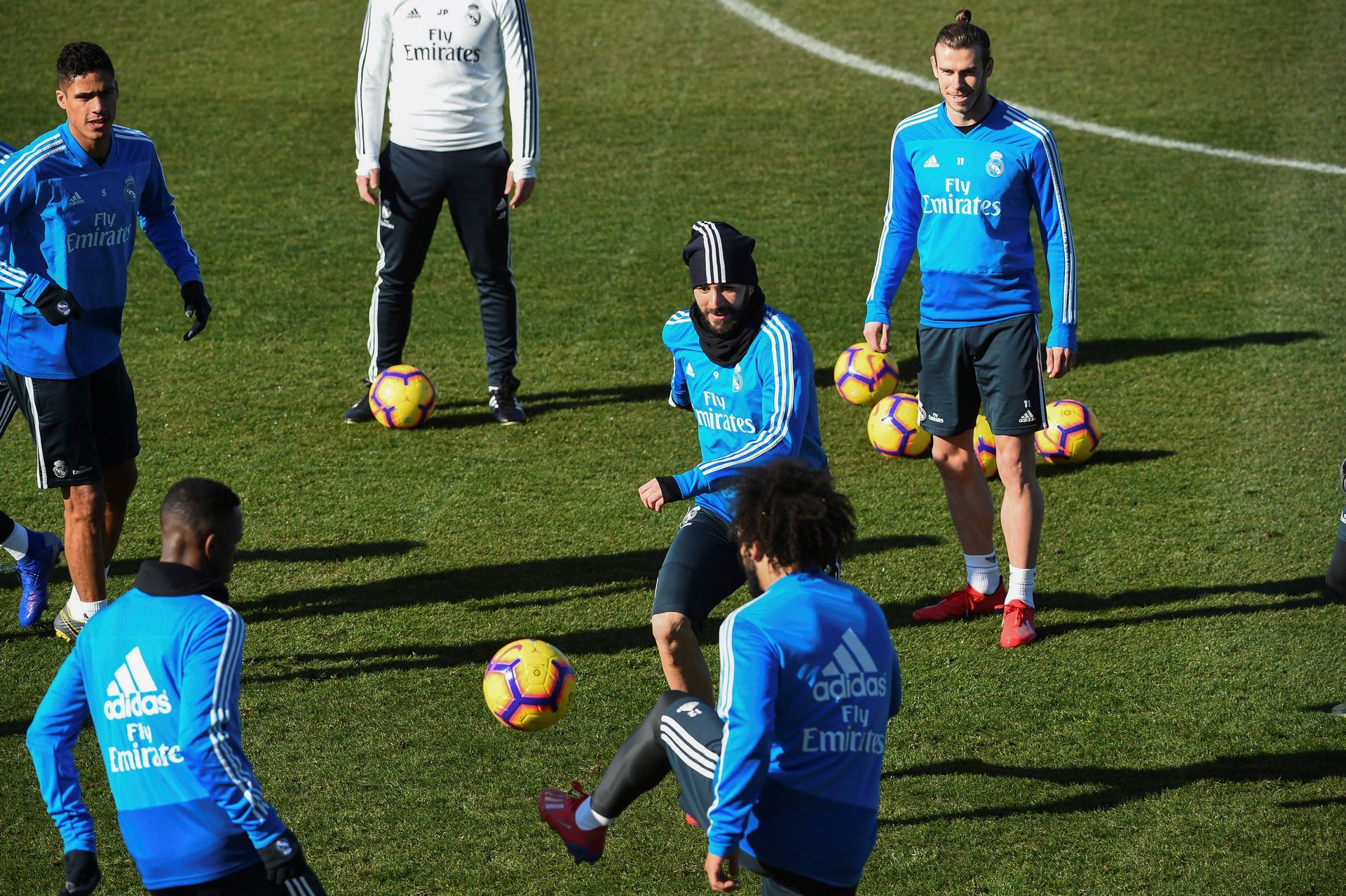 Atlético y Real Madrid buscan en un derbi igualado aferrarse a la liga 1 Los jugadores del Real Madrid Raphael Varane, Vinicius jr. Karim Benzema, Marcelo y Gareth Bale en el entrenamiento. / EFE