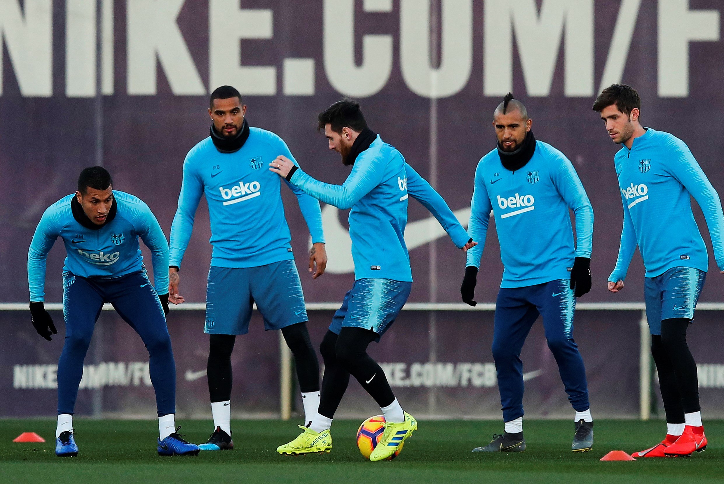 El jugador argentino del FC Barcelona Leo Messi controla un balón durante un rondo ante varios de sus compañeros.