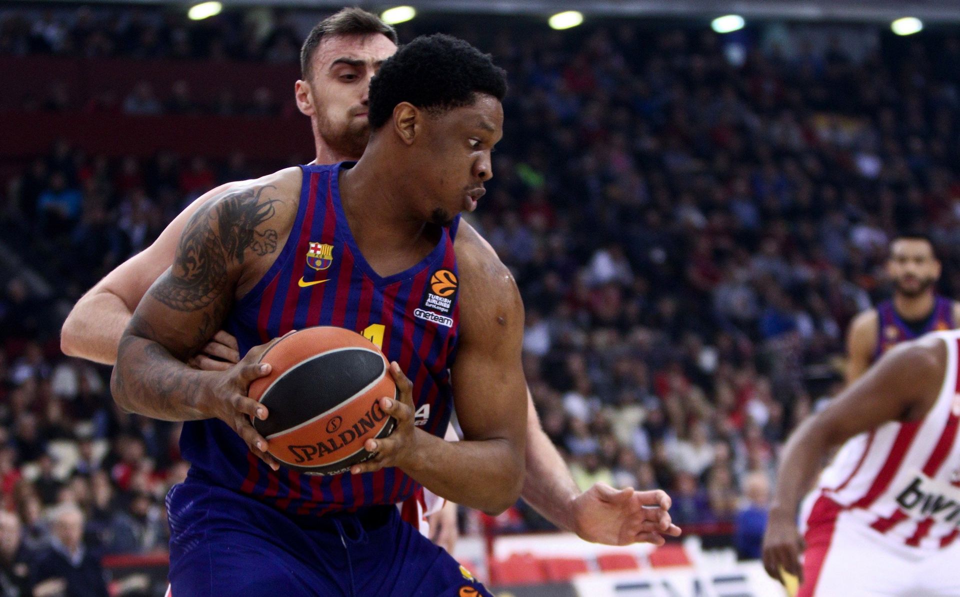 Acción del blaugrana Kevin Seraphin contra Nikolai Milutinov, del Olympiacos Piraeus