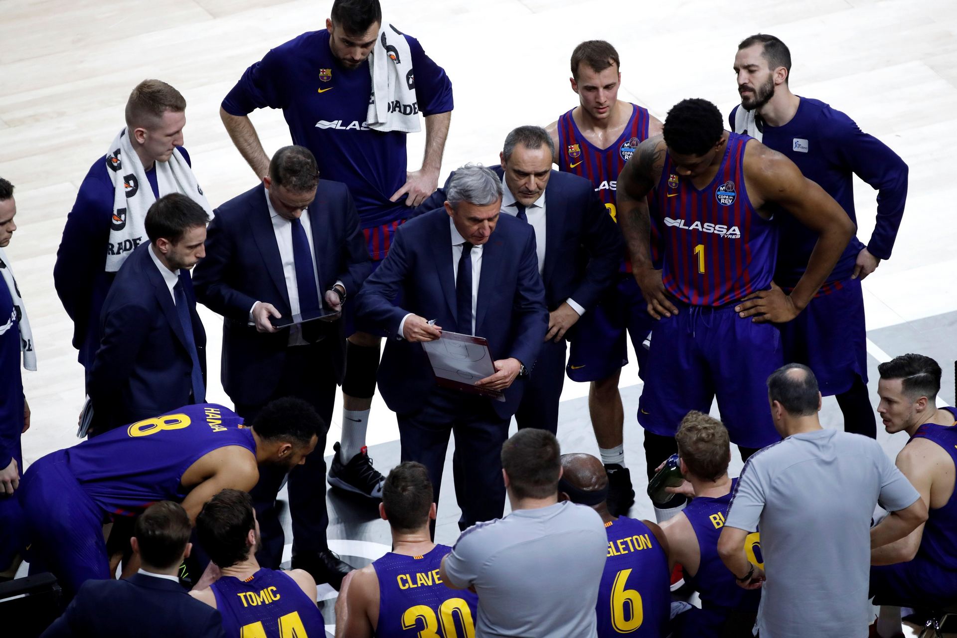 Los ‘culés’ durante un tiempo muerto en el partido de cuartos de Copa del Rey ante el Valencia Basket.