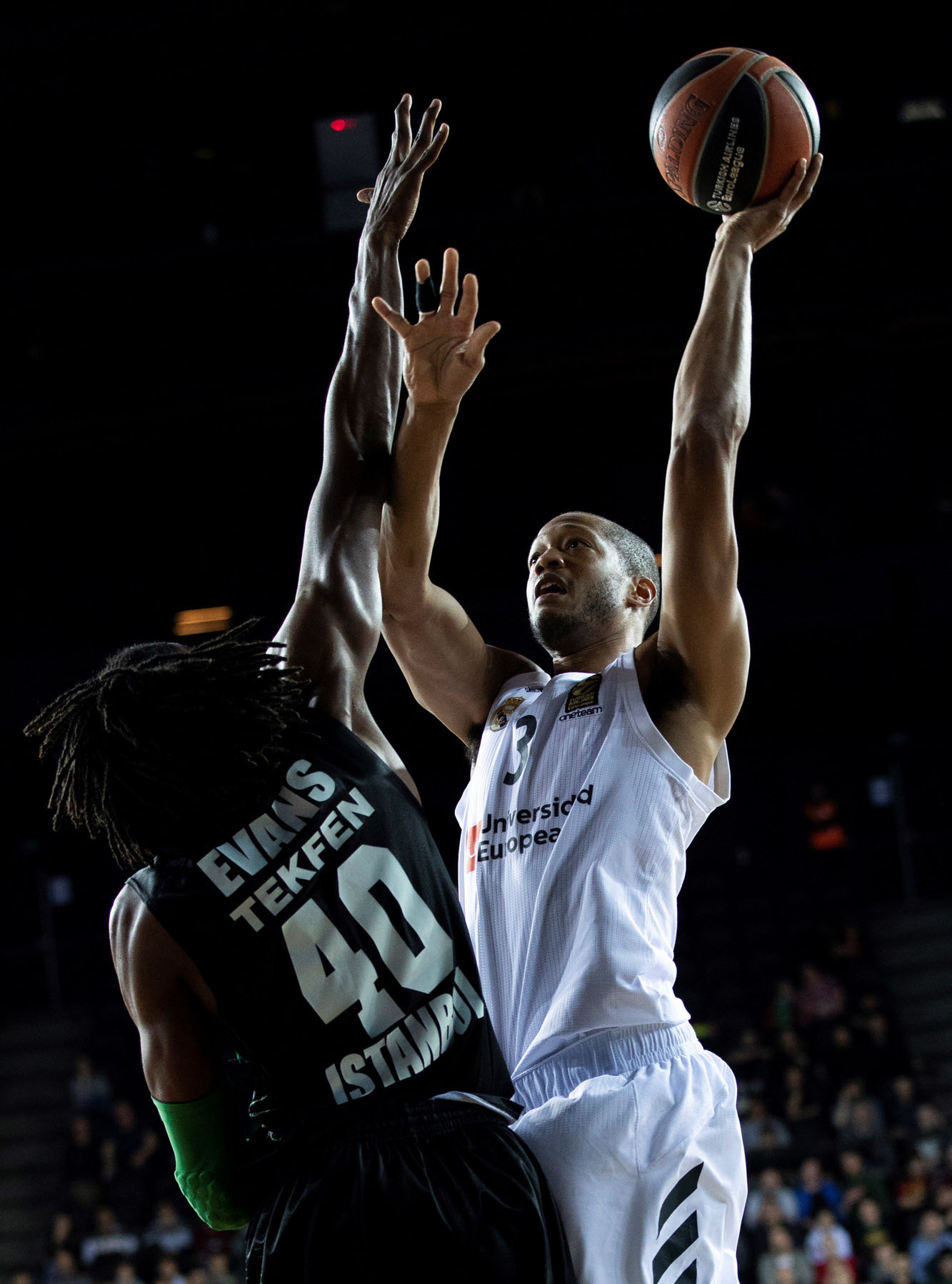 Anthony Randolph intenta anotar ante la defensa de Jeremy Evans.