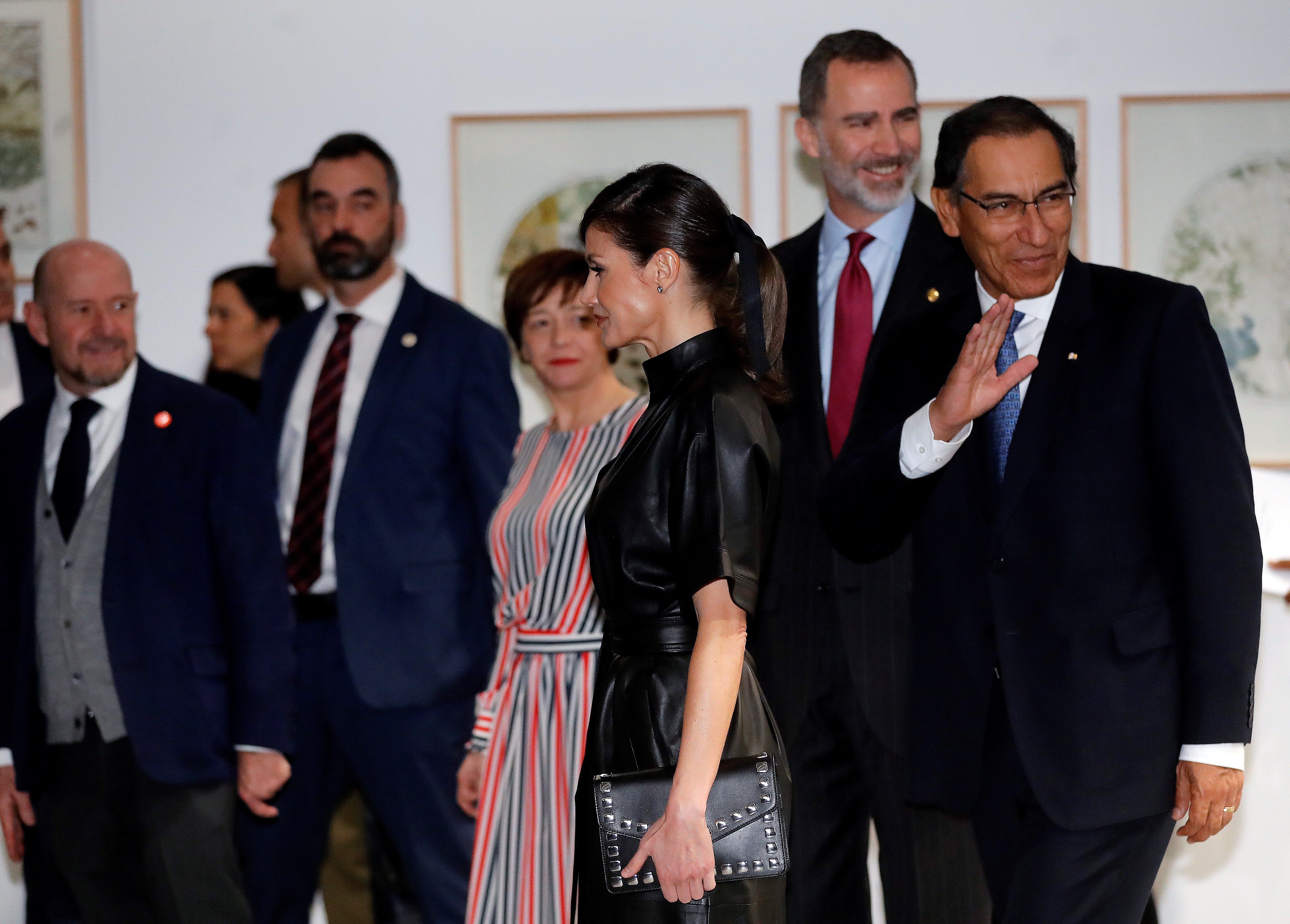 Los Reyes, don Felipe y doña Letizia, junto al presidente de Perú, Martín Vizcarra (d) en la inauguración de ARCO.