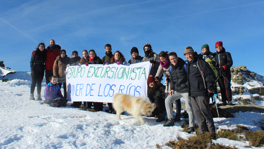 Los escursionista del Grupo del Instituto Francisco Giner de los Ríos de Segovia posaron al final de la ruta, en la primera cumbre de Siete Picos. / E. A.