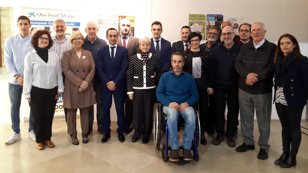 Trabajadores, voluntarios y responsables del programa posan tras la firma del acuerdo de renovación con las entidades colaboradoras. / EL ADELANTADO