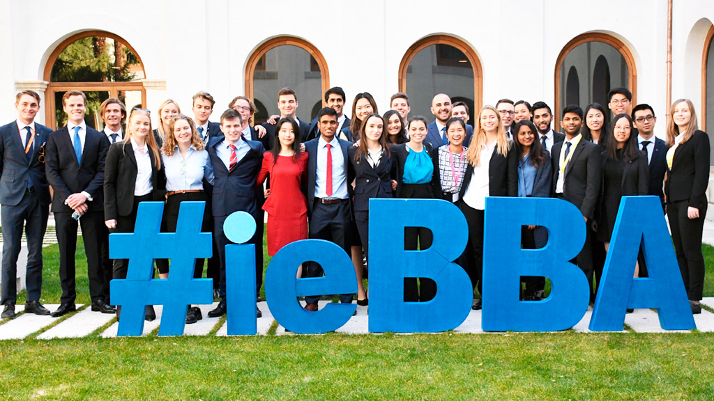 Imagen del equipo ganador, en la sede de la universidad privada segoviana. / el adelantado