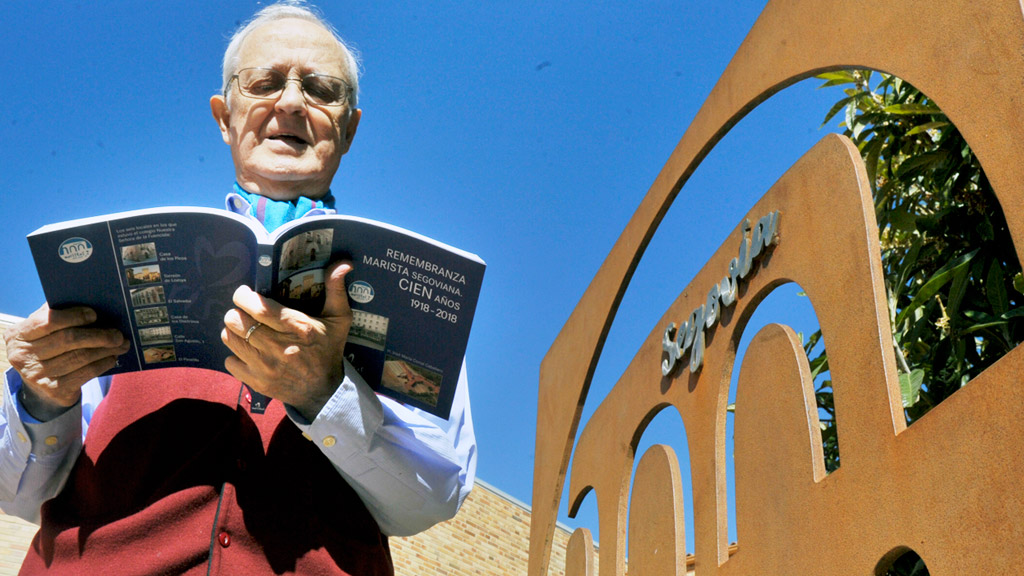 El hermano marista José María Corral junto a la publicación ‘Remembranza marista segoviana. Cien años 1918-2018”.