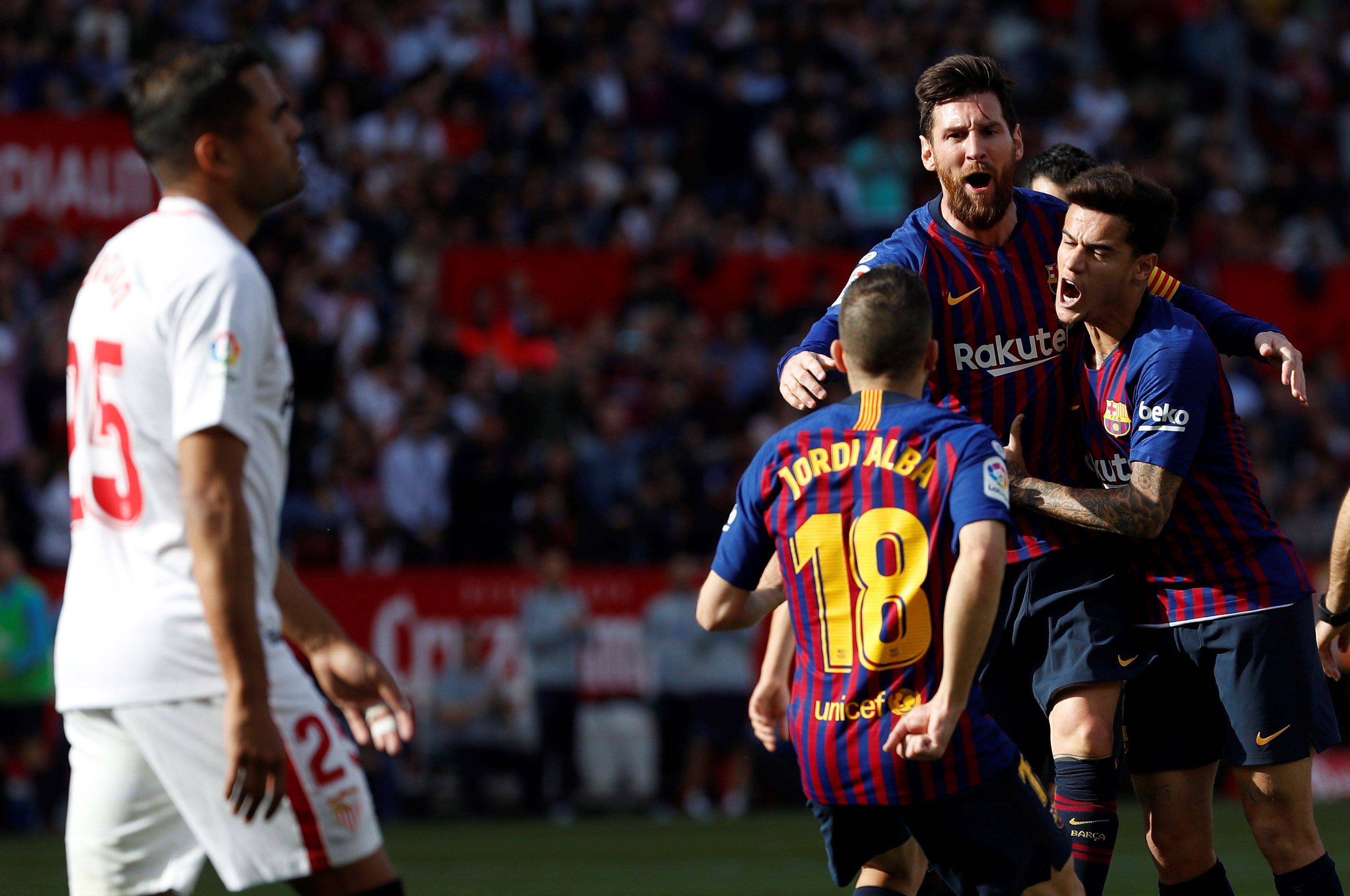 Messi pone el arte 1 Messi, autor de un ‘hat-trick’, celebra uno de sus goles en el triunfo del Barça ante el Sevilla.
