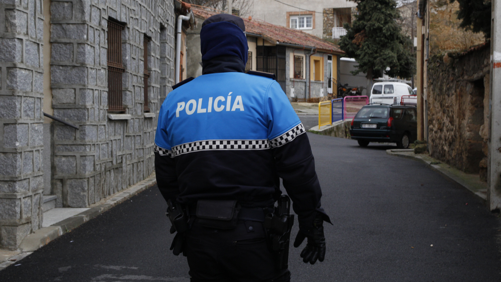 Un agente de la Policía Local, durante una ronda por la ciudad. / NEREA LLORENTE