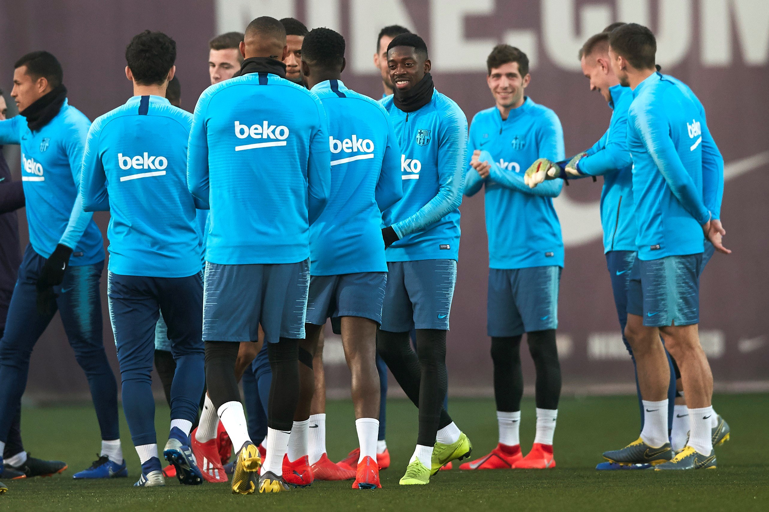 El Barcelona quiere acomodarse en el primer puesto en San Mamés 1 Los jugadores del FC Barcelona se preparan para realizar los ejercicios del entrenamiento previo al partido de Liga.