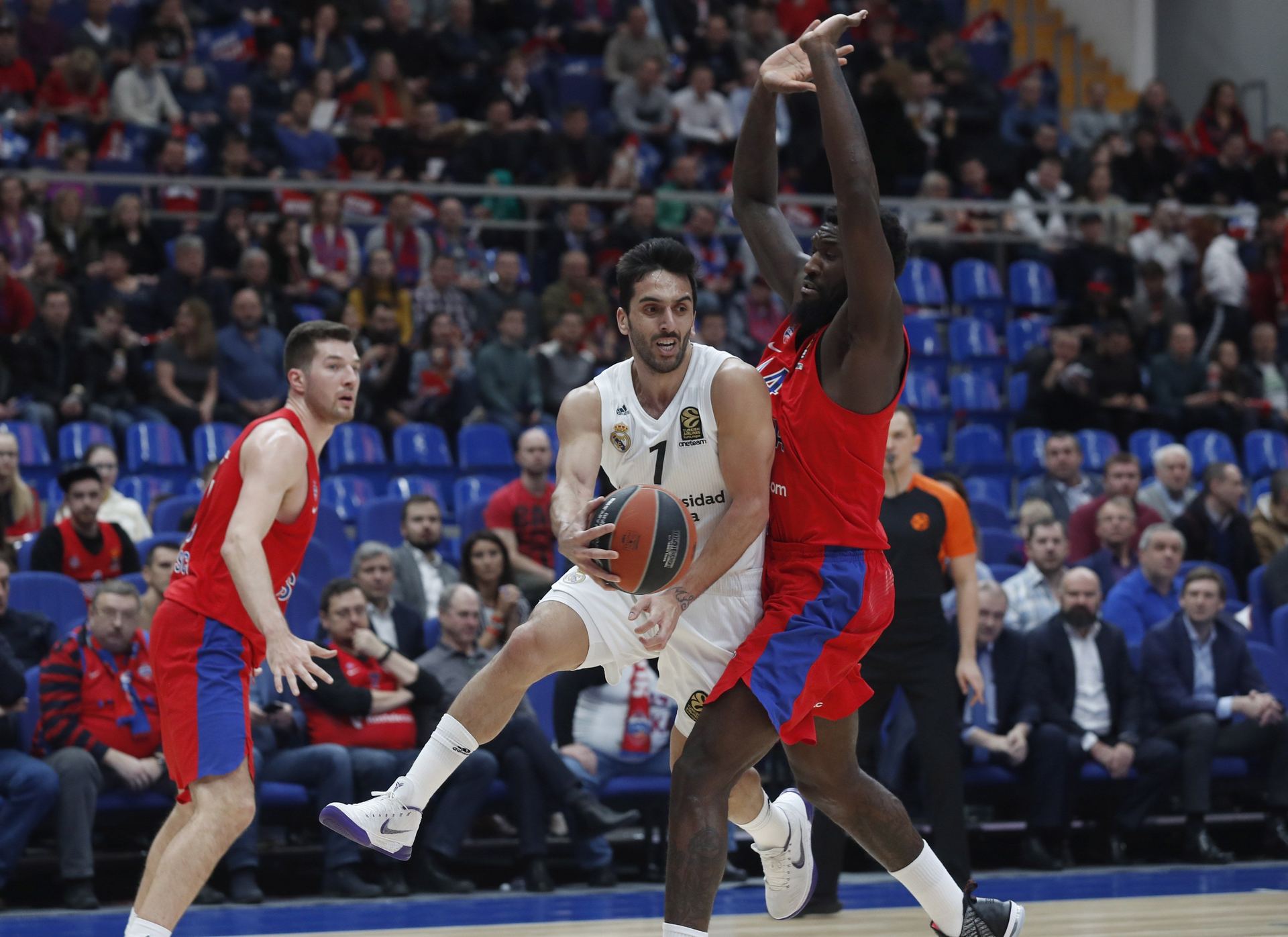 El base madridista Facundo Campazzo disputa el balón ante Alec Peters y Othello Hunter del CSKA de Moscú.