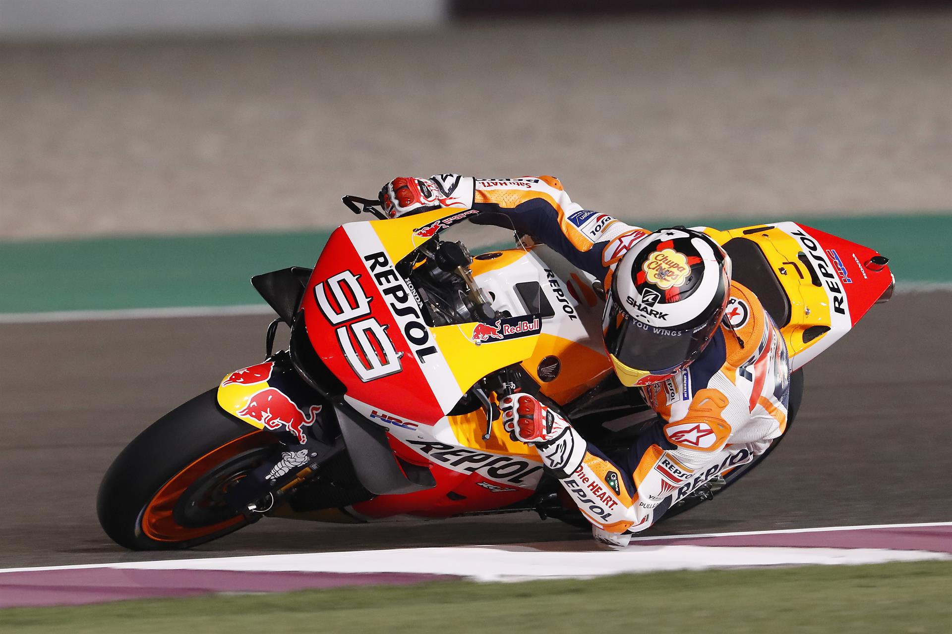 Jorge Lorenzo, que debutó con el equipo Repsol Honda en un test oficial, traza una curva en el circuito de Losail