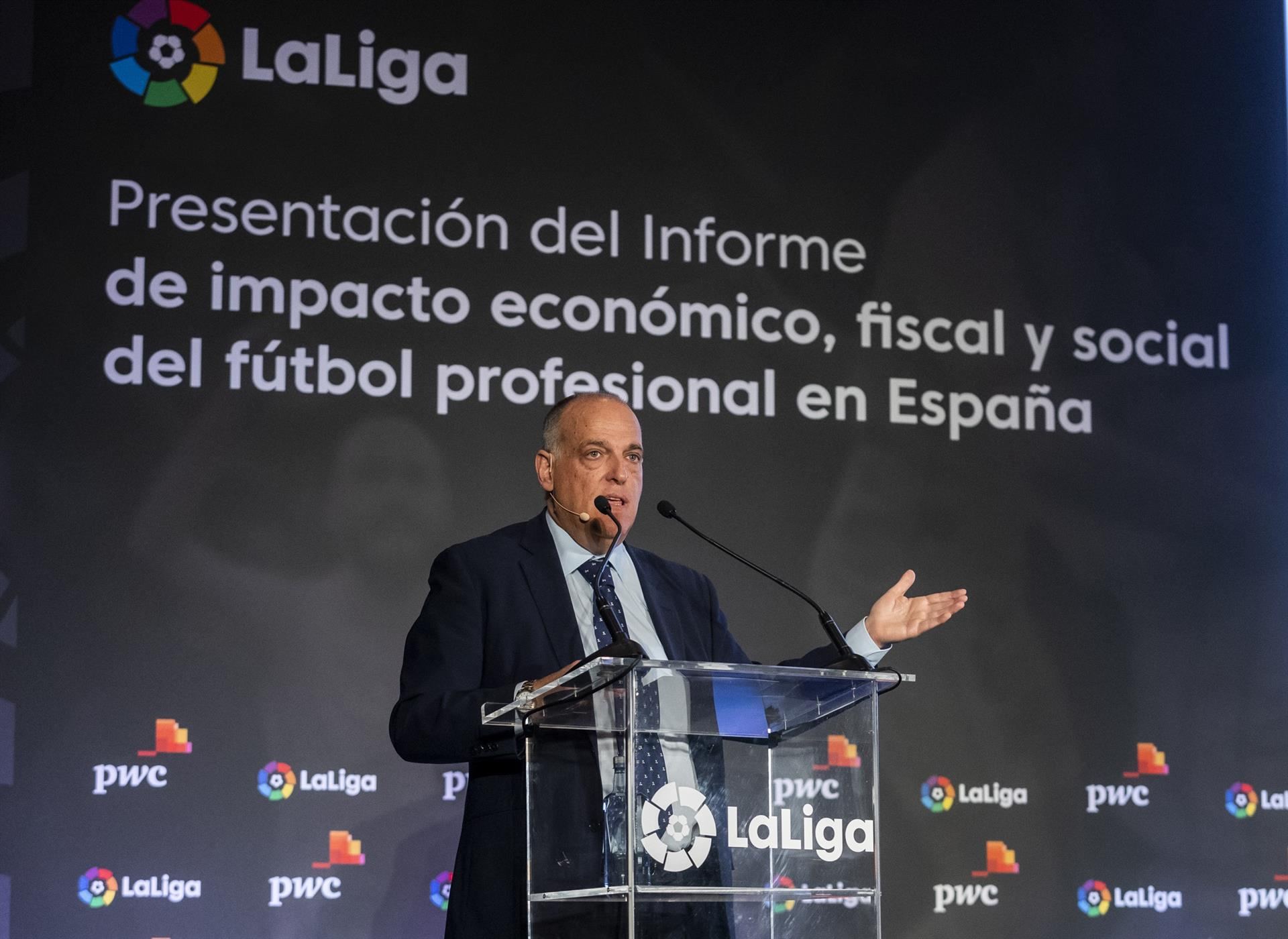 El presidente de LaLiga, Javier Tebas, presenta el informe de impacto económico del fútbol en España.