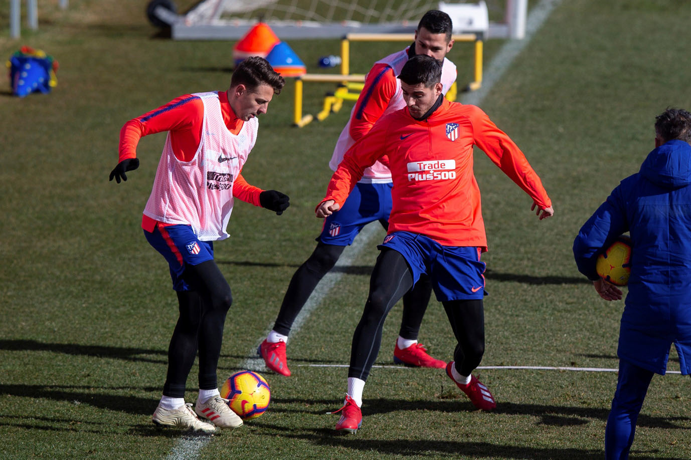 Betis-Atlético: Morata cierra el círculo 1 Morata (dcha), que será titular junto a Griezmann en el ataque colchonero, durante el entrenamiento de ayer.