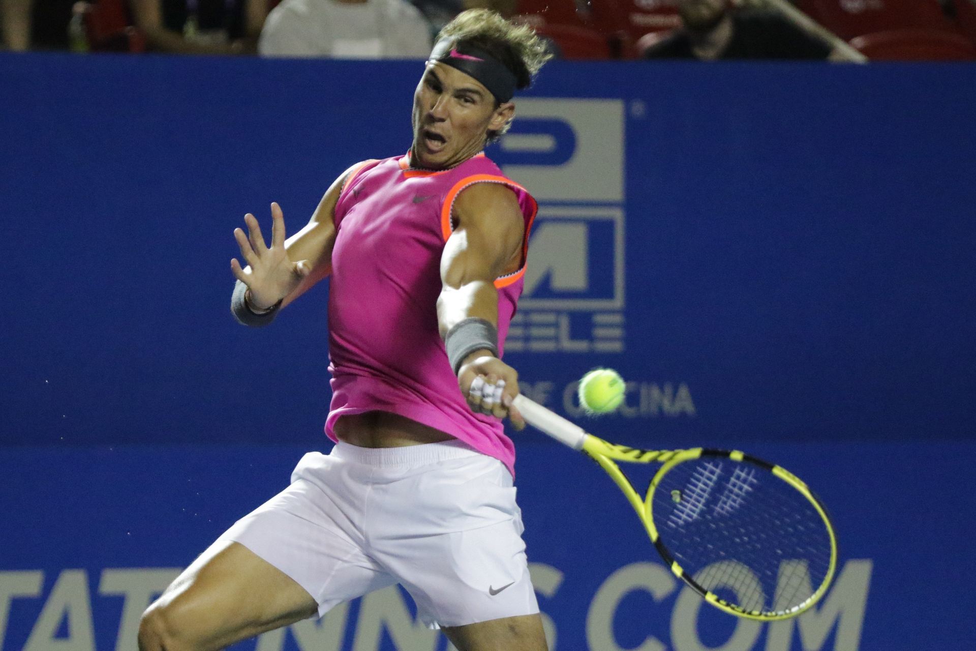 El tenista español devuelve una bola al australiano Nyck Kyrgios, durante el partido de octavos de final de Acapulco.