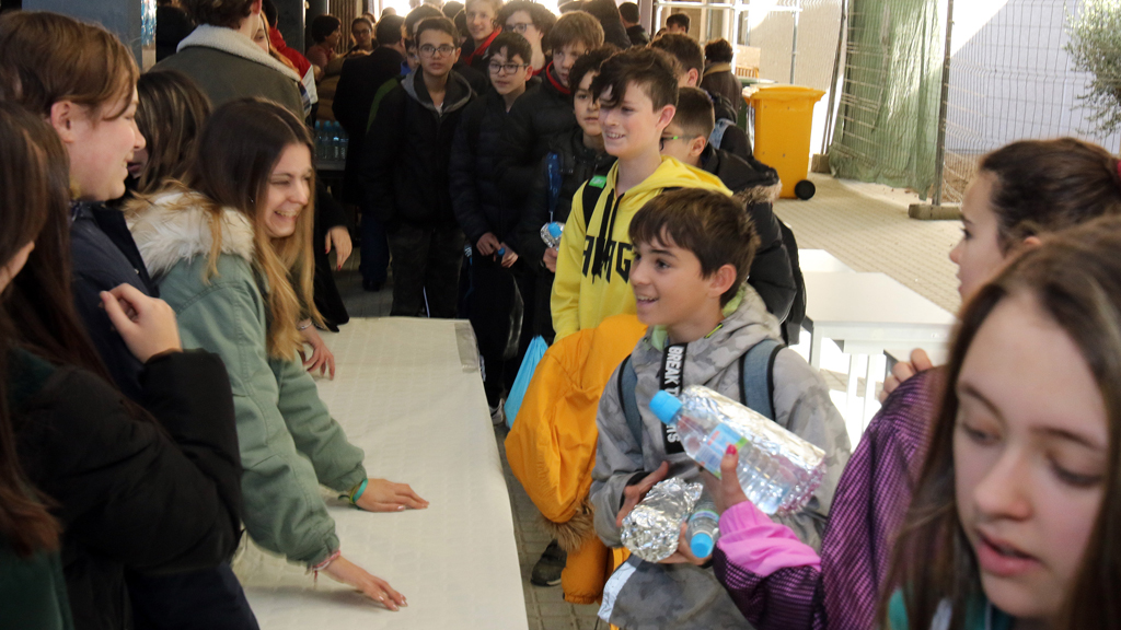 Estudiantes de todas las edades pasaron por el campus María Zambrano para comerse su bocadillo y colaborar con Manos Unidas. / EL ADELANTADO
