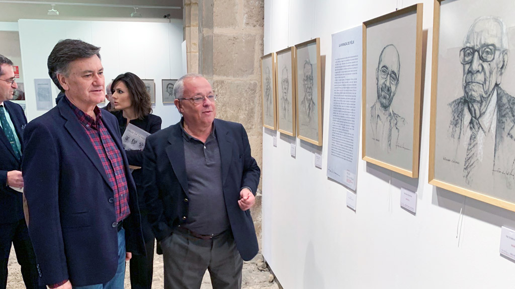 Francisco Vázquez (izquierda), junto a Gonzalo Santonja, en la inauguración de la muestra en el centro cultural de Santa María. / el adelantado
