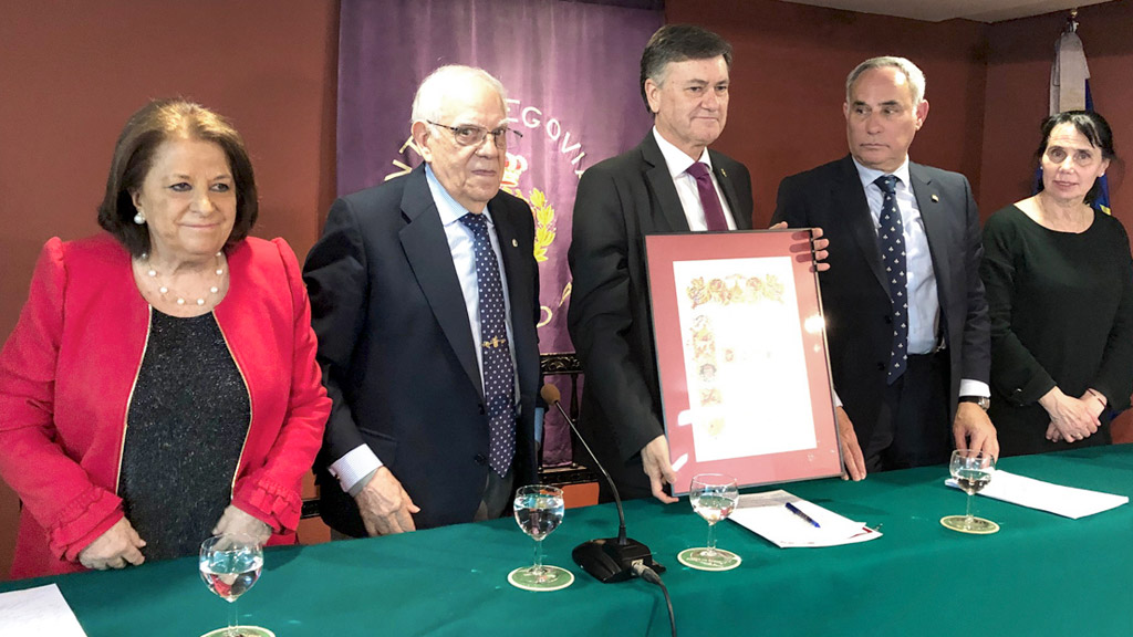 La mesa presidencial del Centro Segoviano, con el premiado, Francisco Vázquez, en el centro.