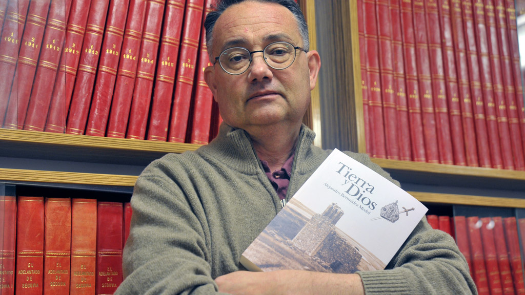 Alejandro Bermúdez Medel, con la novela ‘Tierra y Dios’, esta semana en la Hemeroteca de El Adelantado. / Kamarero