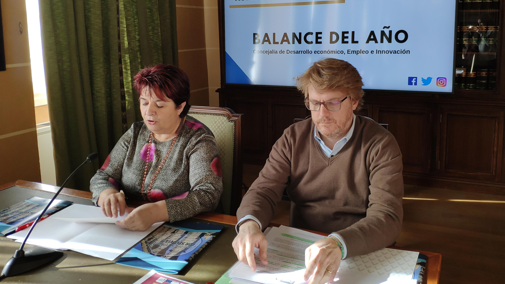 La alcaldesa, Clara Luquero, y el concejal Jesús García Zamora, en rueda de prensa ayer jueves. / E. A.