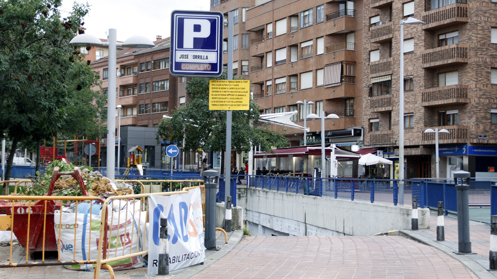 Los operarios continúan trabajando en el aparcamiento de José Zorrilla para acondicionarlo y poder reabrirlo. / NEREA LLORENTE