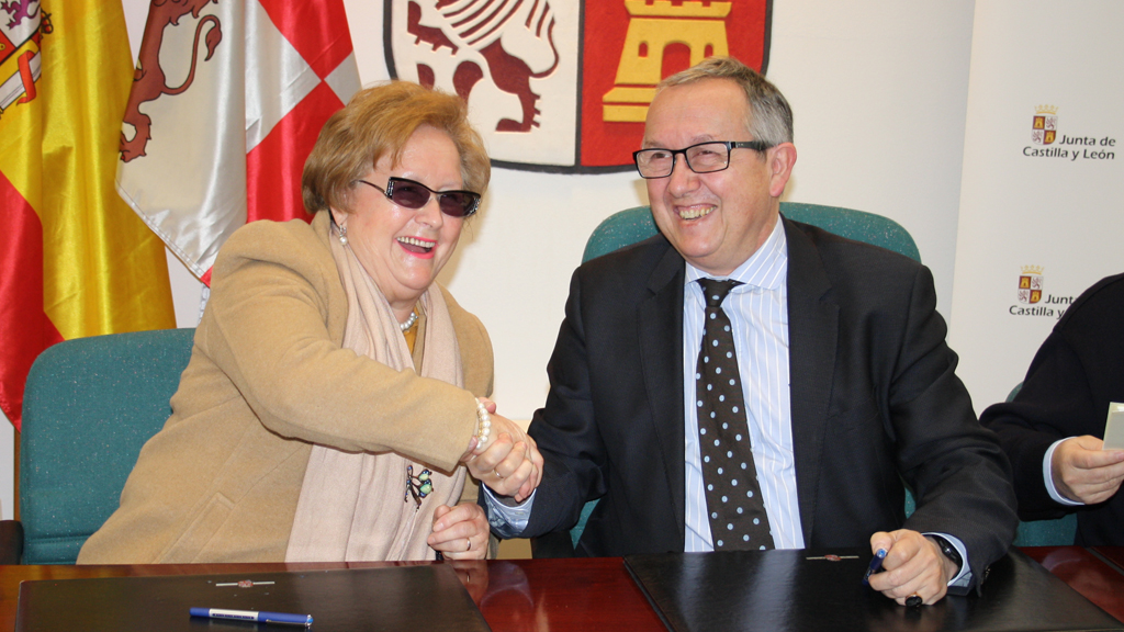 Rosario Martín y Javier López-Escobar se saludan tras la firma de la cesión./ EL ADELANTADO